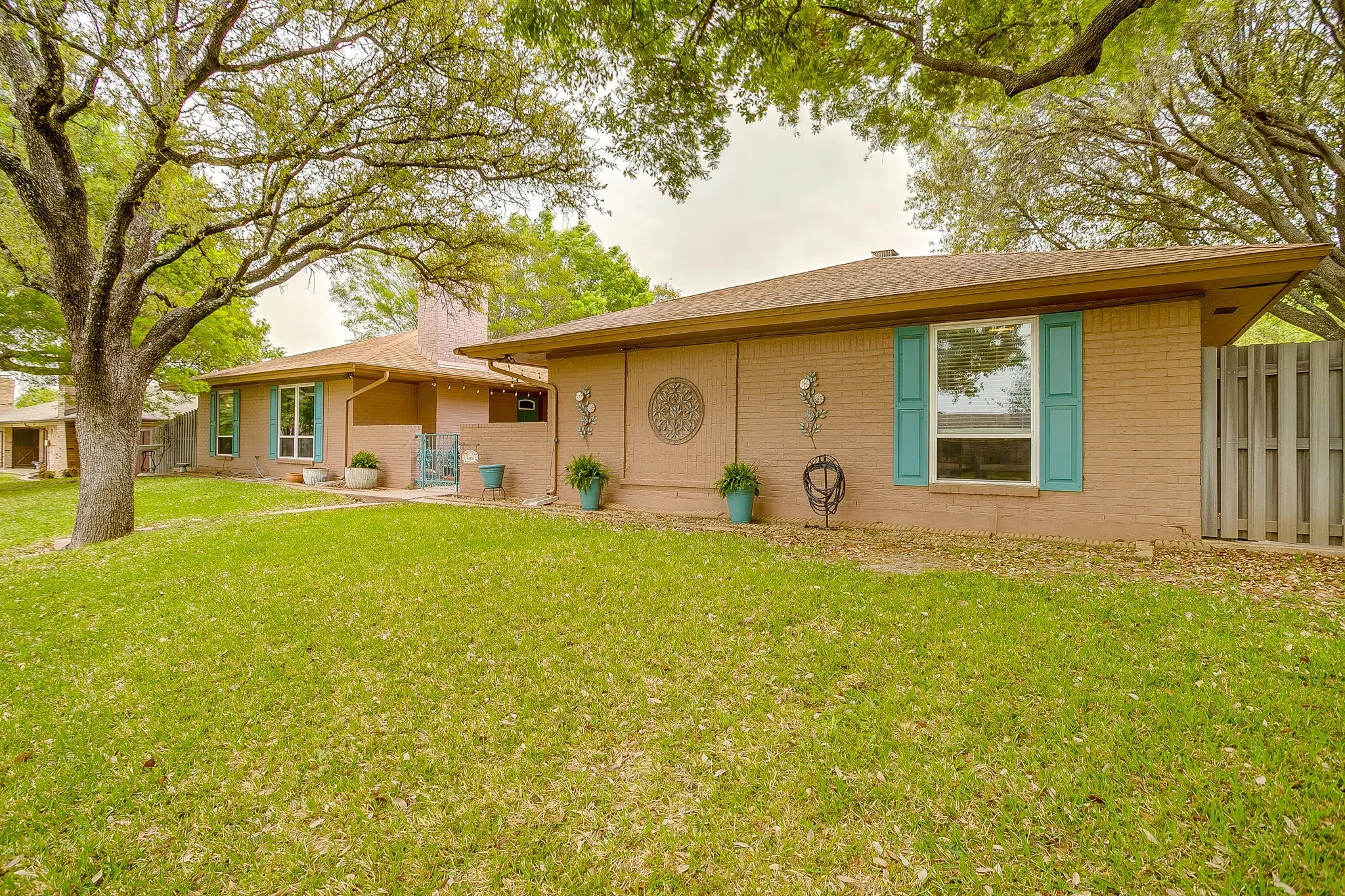 Duplex For Sale in Tarrant County , 5011 Ledgestone Drive, Fort Worth, Texas 76132, 4 Bedroom, 4 Bathroom, 4 Garage spaces, 3,216 Sqft, built in 1976, Preowned, mls#21224948, Real Estate Agent in Fort Worth, Homes For Sale in Tarrant county, Homes For Sale in Fort Worth, Realtor in Fort Worth Texas, Real Estate Brokerage Independent Realty Texas, Luminita Cordes Realtor