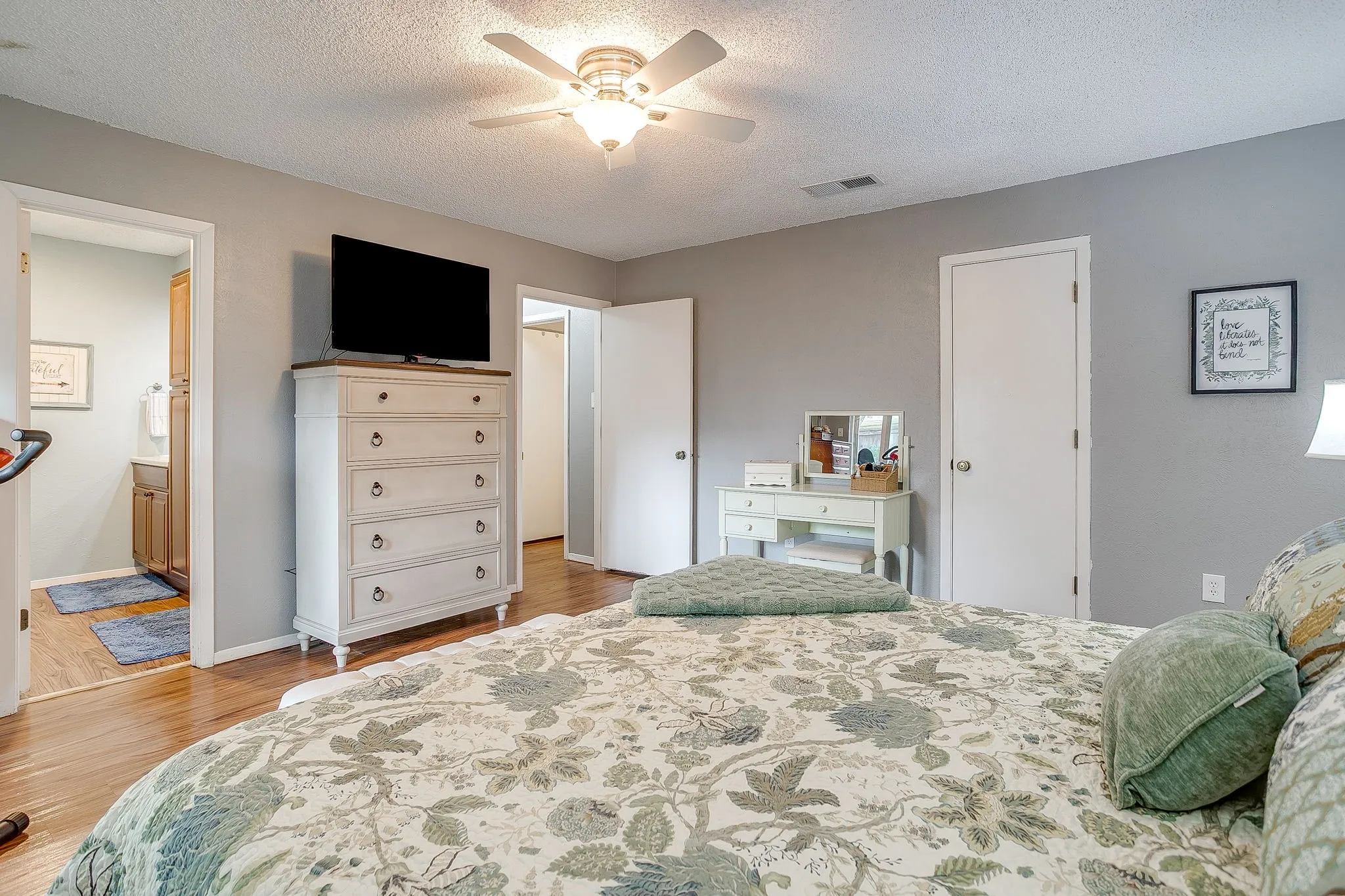 Duplex For Sale in Tarrant County , 5011 Ledgestone Drive, Fort Worth, Texas 76132, 4 Bedroom, 4 Bathroom, 4 Garage spaces, 3,216 Sqft, built in 1976, Preowned, mls#21224948, Real Estate Agent in Fort Worth, Homes For Sale in Tarrant county, Homes For Sale in Fort Worth, Realtor in Fort Worth Texas, Real Estate Brokerage Independent Realty Texas, Luminita Cordes Realtor
