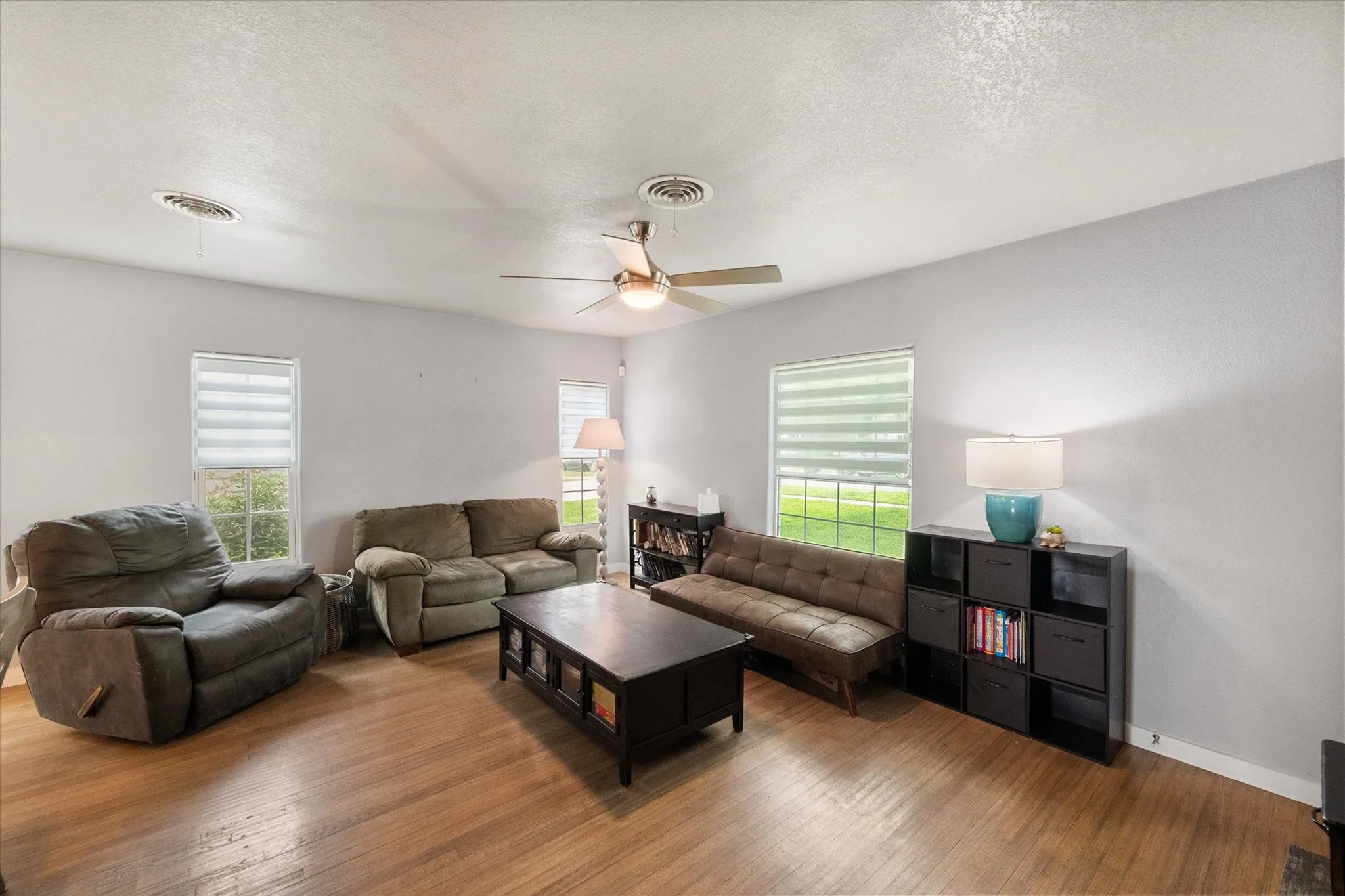 Single Family Residence For Sale in Tarrant County , 2736 Ryan Avenue, Fort Worth, Texas 76110, 2 Bedroom, 2 Bathroom, 1 Garage spaces, 1,047 Sqft, built in 1943, Preowned, mls#21212581, Real Estate Agent in Fort Worth, Homes For Sale in Tarrant county, Homes For Sale in Fort Worth, Realtor in Fort Worth Texas, Real Estate Brokerage Independent Realty Texas, Luminita Cordes Realtor