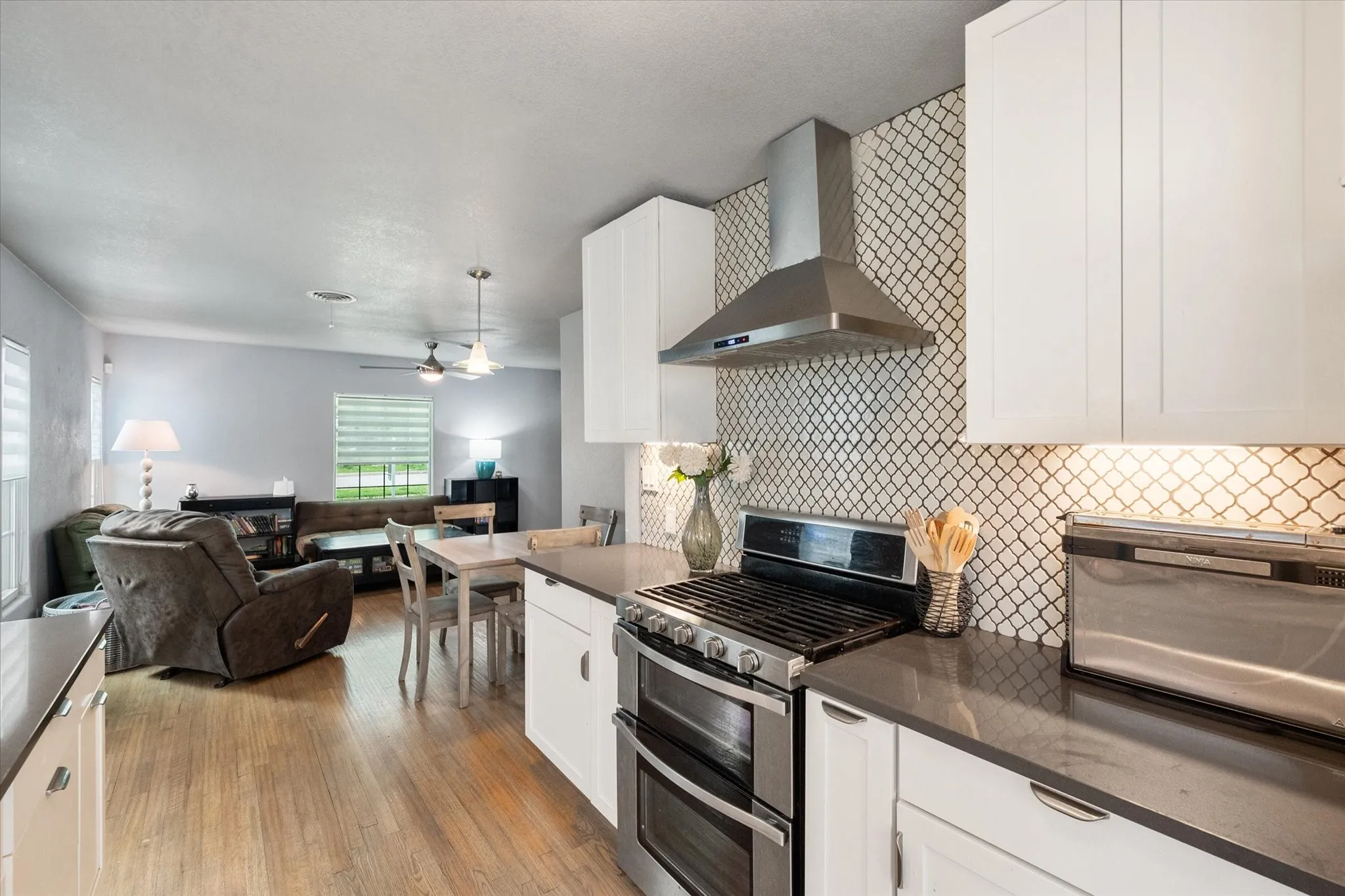 Single Family Residence For Sale in Tarrant County , 2736 Ryan Avenue, Fort Worth, Texas 76110, 2 Bedroom, 2 Bathroom, 1 Garage spaces, 1,047 Sqft, built in 1943, Preowned, mls#21212581, Real Estate Agent in Fort Worth, Homes For Sale in Tarrant county, Homes For Sale in Fort Worth, Realtor in Fort Worth Texas, Real Estate Brokerage Independent Realty Texas, Luminita Cordes Realtor