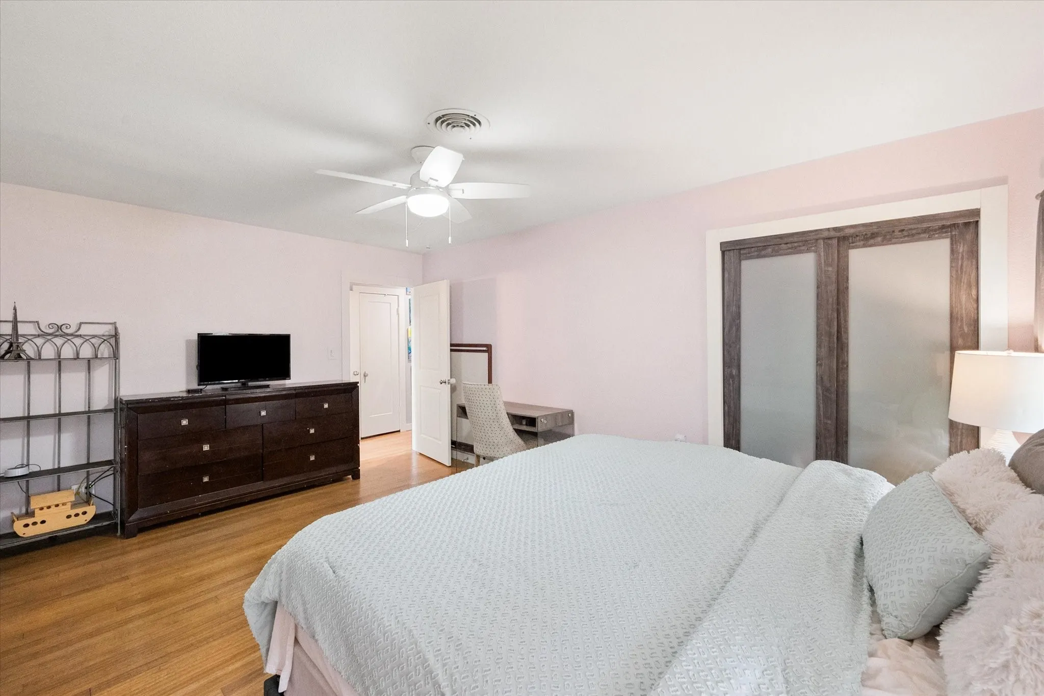 Single Family Residence For Sale in Tarrant County , 2736 Ryan Avenue, Fort Worth, Texas 76110, 2 Bedroom, 2 Bathroom, 1 Garage spaces, 1,047 Sqft, built in 1943, Preowned, mls#21212581, Real Estate Agent in Fort Worth, Homes For Sale in Tarrant county, Homes For Sale in Fort Worth, Realtor in Fort Worth Texas, Real Estate Brokerage Independent Realty Texas, Luminita Cordes Realtor