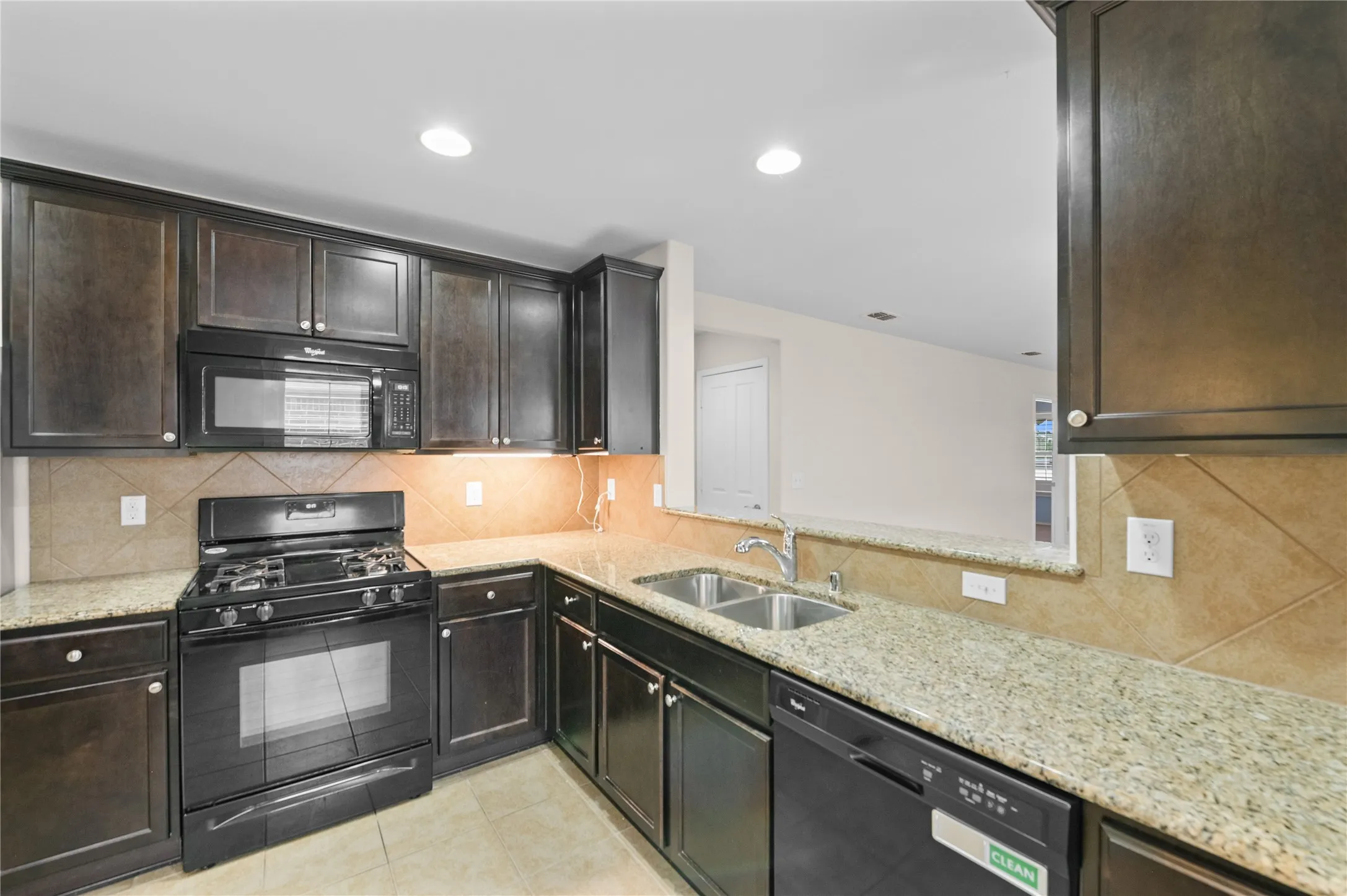 Single Family Residence For Sale in Denton County , 127 Montague Lane, Frisco, Texas 75036, 3 Bedroom, 2 Bathroom, 2 Garage spaces, 1,457 Sqft, built in 2014, Preowned, mls#21221499, Real Estate Agent in Frisco, Homes For Sale in Denton county, Homes For Sale in Frisco, Realtor in Frisco Texas, Real Estate Brokerage Independent Realty Texas, Luminita Cordes Realtor