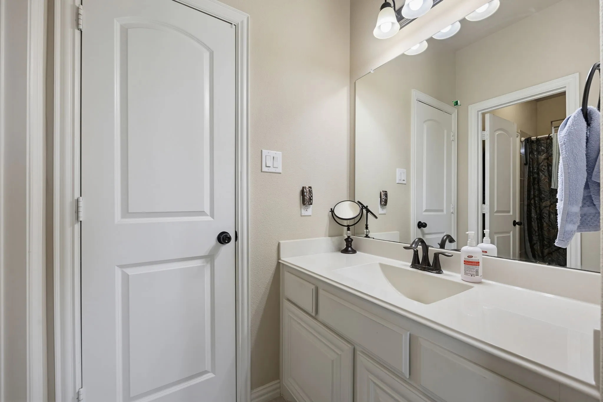 Single Family Residence For Sale in Collin County , 1608 Alamosa Drive, Allen, Texas 75013, 5 Bedroom, 4 Bathroom, 3 Garage spaces, 4,259 Sqft, built in 2015, Preowned, mls#21225203, Real Estate Agent in Allen, Homes For Sale in Collin county, Homes For Sale in Allen, Realtor in Allen Texas, Real Estate Brokerage Independent Realty Texas, Luminita Cordes Realtor