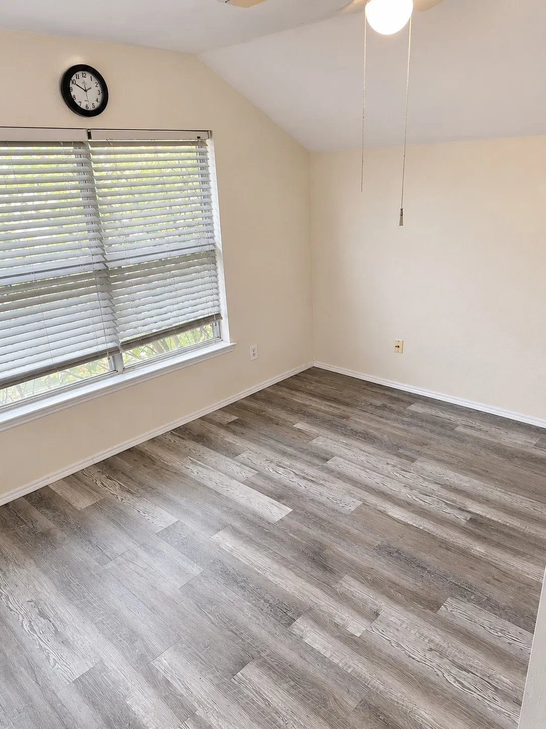 Single Family Residence For Sale in Kaufman County , 103 Denali Court, Terrell, Texas 75160, 4 Bedroom, 3 Bathroom, 2 Garage spaces, 2,424 Sqft, built in 2004, Preowned, mls#21197729, Real Estate Agent in Terrell, Homes For Sale in Kaufman county, Homes For Sale in Terrell, Realtor in Terrell Texas, Real Estate Brokerage Independent Realty Texas, Luminita Cordes Realtor