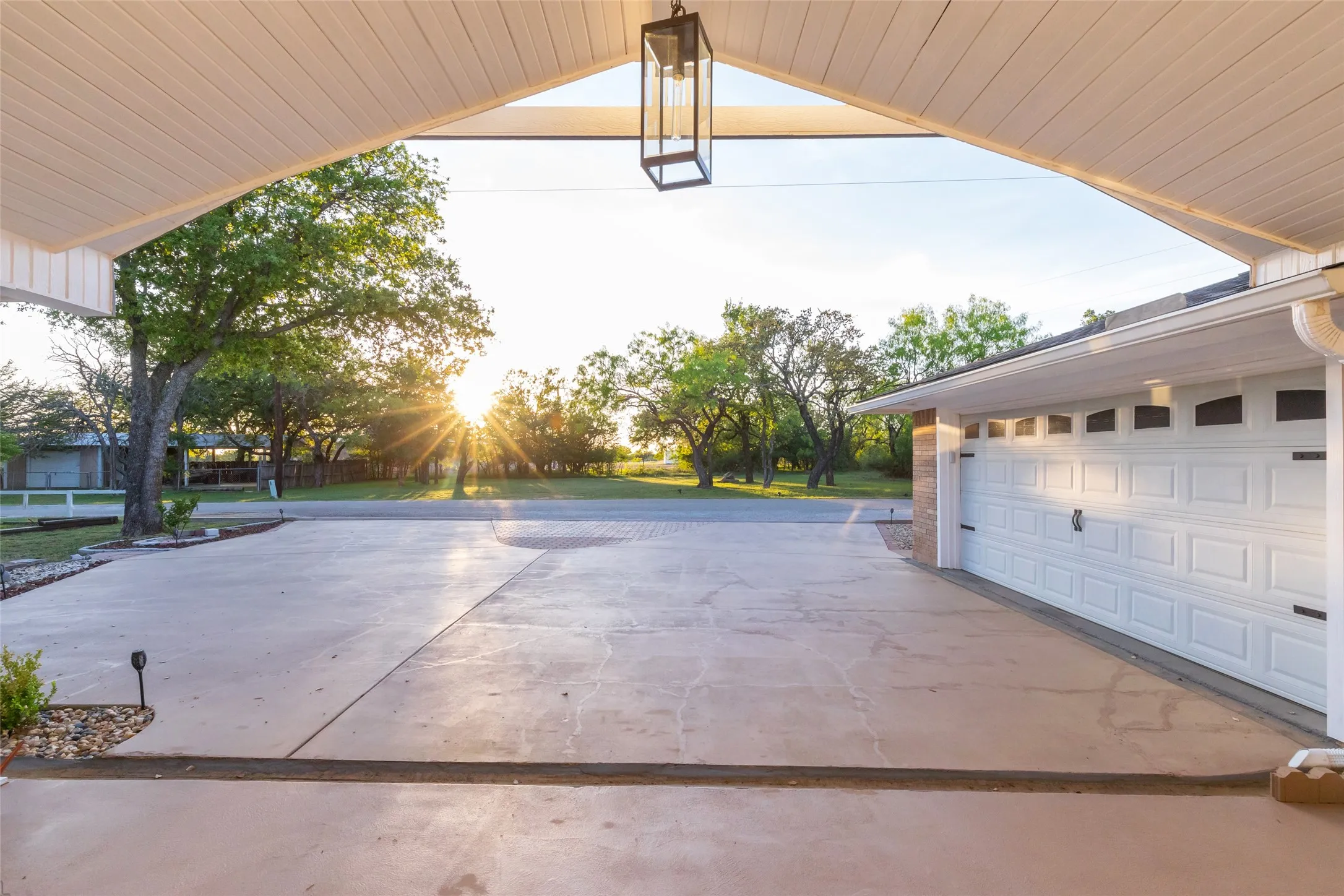 Single Family Residence For Sale in Brown County , 9014 Mesa View Road, Brownwood, Texas 76801, 5 Bedroom, 4 Bathroom, 2 Garage spaces, 3,220 Sqft, built in 1986, Price $569,000, mls#21224101, Real Estate Agent in Brownwood, Homes For Sale in Brown county, Homes For Sale in Brownwood, Realtor in Brownwood Texas, Real Estate Brokerage Independent Realty Texas, Luminita Cordes Realtor