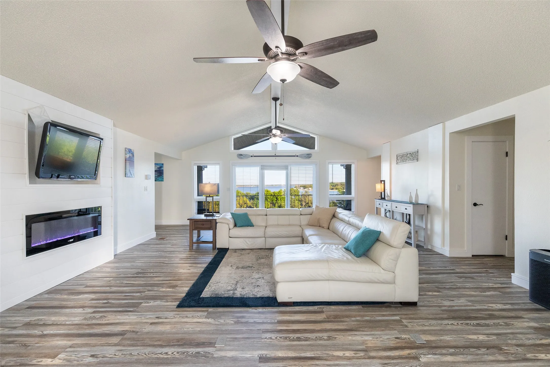 Single Family Residence For Sale in Brown County , 9014 Mesa View Road, Brownwood, Texas 76801, 5 Bedroom, 4 Bathroom, 2 Garage spaces, 3,220 Sqft, built in 1986, Price $569,000, mls#21224101, Real Estate Agent in Brownwood, Homes For Sale in Brown county, Homes For Sale in Brownwood, Realtor in Brownwood Texas, Real Estate Brokerage Independent Realty Texas, Luminita Cordes Realtor