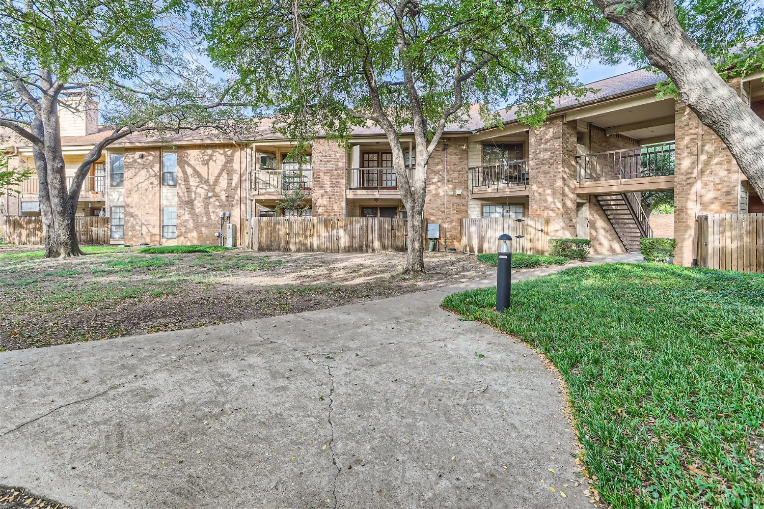Condominium For Sale in Dallas County , 16301 Ledgemont Lane 269, Addison, Texas 75001, 1 Bedroom, 1 Bathroom, Garage spaces, 746 Sqft, built in 1982, Preowned, mls#21225238, Real Estate Agent in Addison, Homes For Sale in Dallas county, Homes For Sale in Addison, Realtor in Addison Texas, Real Estate Brokerage Independent Realty Texas, Luminita Cordes Realtor
