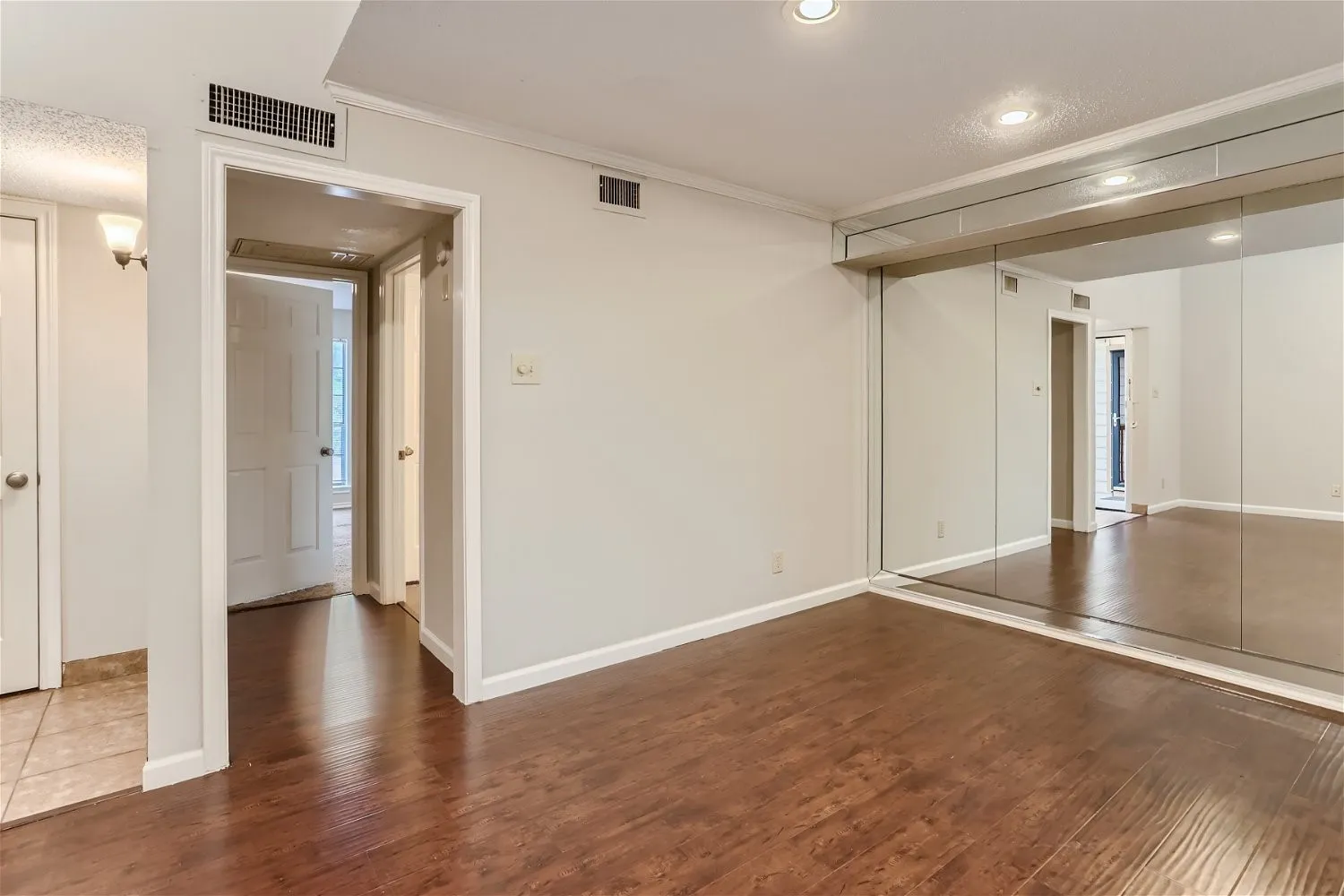 Condominium For Sale in Dallas County , 16301 Ledgemont Lane 269, Addison, Texas 75001, 1 Bedroom, 1 Bathroom, Garage spaces, 746 Sqft, built in 1982, Preowned, mls#21225238, Real Estate Agent in Addison, Homes For Sale in Dallas county, Homes For Sale in Addison, Realtor in Addison Texas, Real Estate Brokerage Independent Realty Texas, Luminita Cordes Realtor