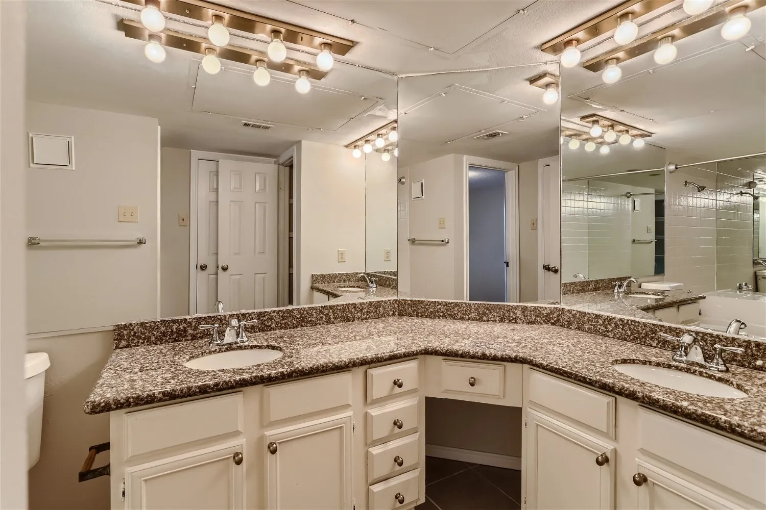 Condominium For Sale in Dallas County , 16301 Ledgemont Lane 269, Addison, Texas 75001, 1 Bedroom, 1 Bathroom, Garage spaces, 746 Sqft, built in 1982, Preowned, mls#21225238, Real Estate Agent in Addison, Homes For Sale in Dallas county, Homes For Sale in Addison, Realtor in Addison Texas, Real Estate Brokerage Independent Realty Texas, Luminita Cordes Realtor