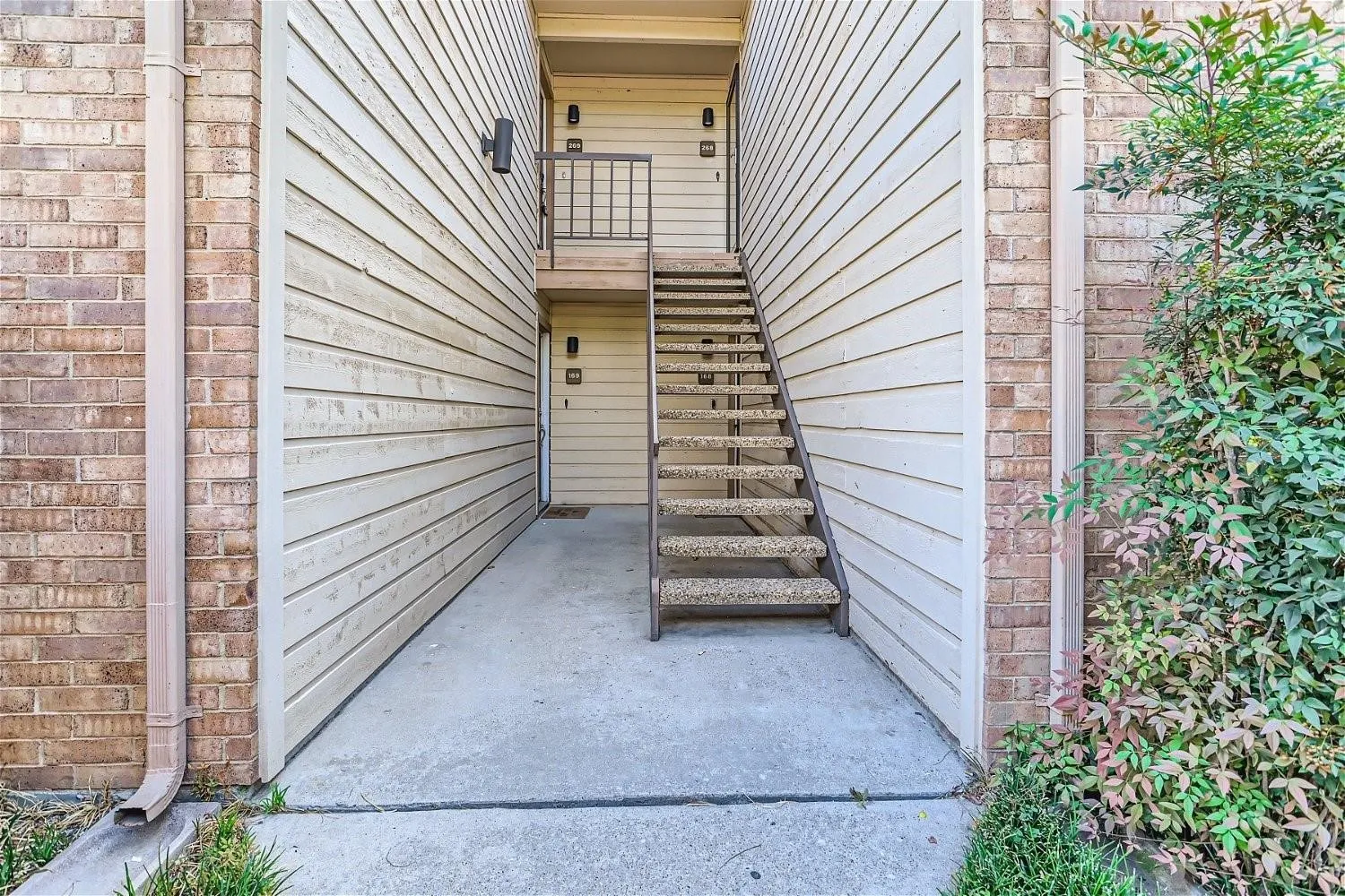 Condominium For Sale in Dallas County , 16301 Ledgemont Lane 269, Addison, Texas 75001, 1 Bedroom, 1 Bathroom, Garage spaces, 746 Sqft, built in 1982, Preowned, mls#21225238, Real Estate Agent in Addison, Homes For Sale in Dallas county, Homes For Sale in Addison, Realtor in Addison Texas, Real Estate Brokerage Independent Realty Texas, Luminita Cordes Realtor