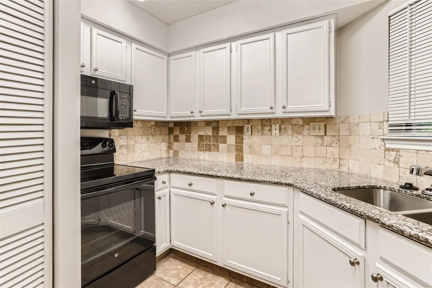 Condominium For Sale in Dallas County , 16301 Ledgemont Lane 269, Addison, Texas 75001, 1 Bedroom, 1 Bathroom, Garage spaces, 746 Sqft, built in 1982, Preowned, mls#21225238, Real Estate Agent in Addison, Homes For Sale in Dallas county, Homes For Sale in Addison, Realtor in Addison Texas, Real Estate Brokerage Independent Realty Texas, Luminita Cordes Realtor