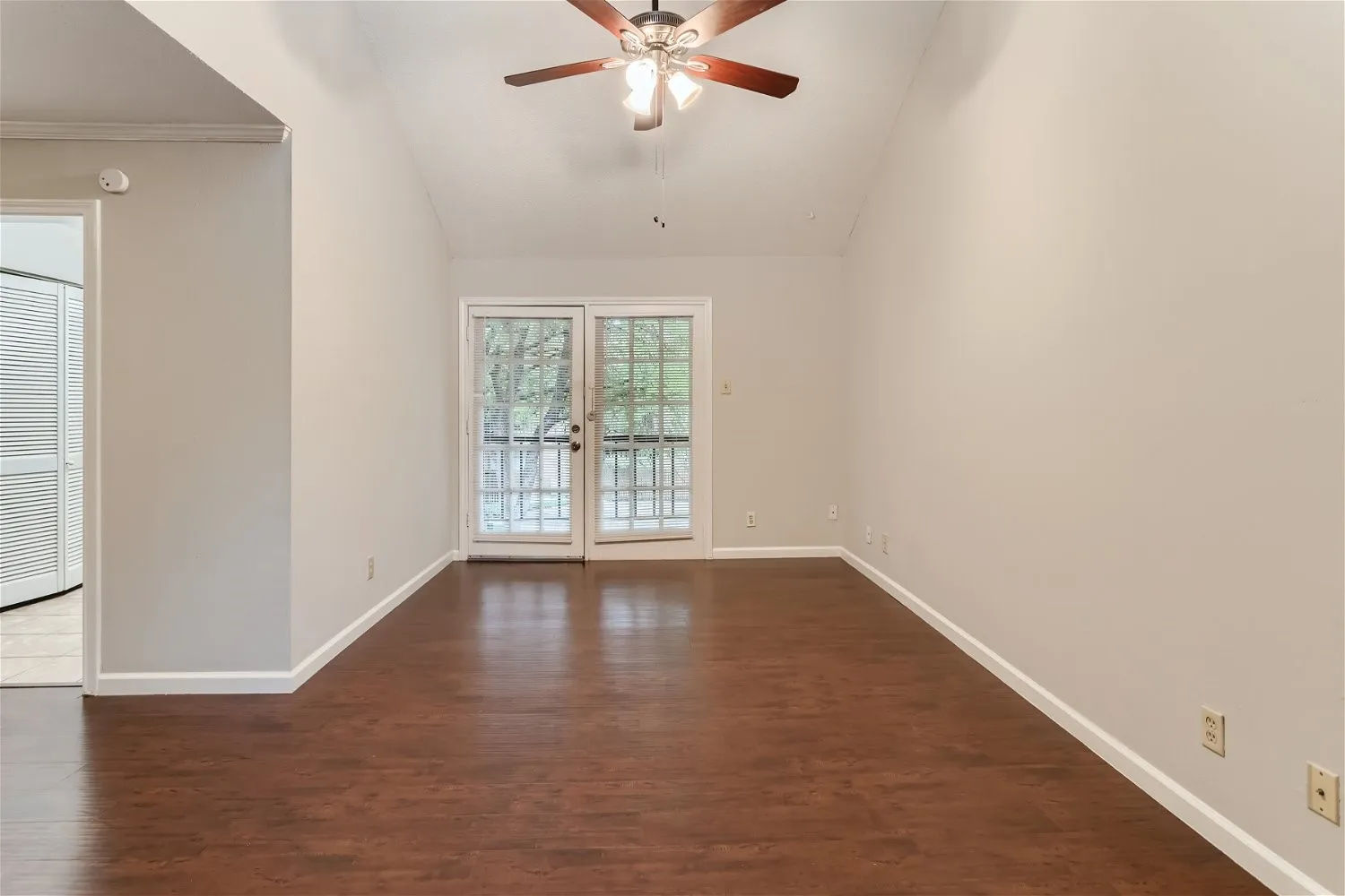 Condominium For Sale in Dallas County , 16301 Ledgemont Lane 269, Addison, Texas 75001, 1 Bedroom, 1 Bathroom, Garage spaces, 746 Sqft, built in 1982, Preowned, mls#21225238, Real Estate Agent in Addison, Homes For Sale in Dallas county, Homes For Sale in Addison, Realtor in Addison Texas, Real Estate Brokerage Independent Realty Texas, Luminita Cordes Realtor