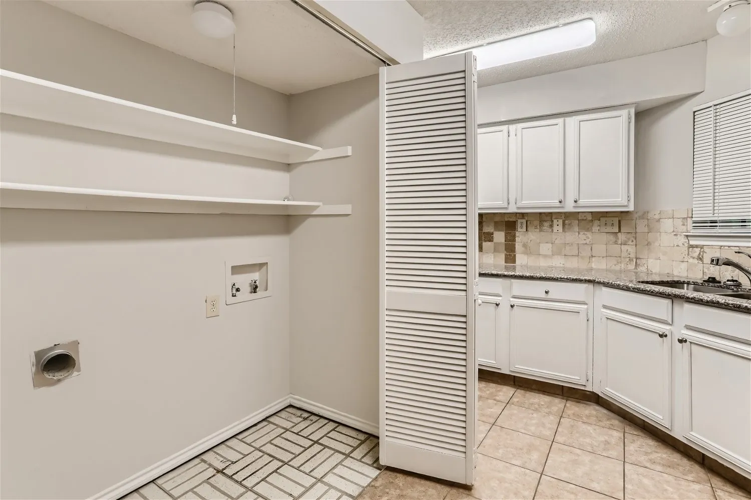 Condominium For Sale in Dallas County , 16301 Ledgemont Lane 269, Addison, Texas 75001, 1 Bedroom, 1 Bathroom, Garage spaces, 746 Sqft, built in 1982, Preowned, mls#21225238, Real Estate Agent in Addison, Homes For Sale in Dallas county, Homes For Sale in Addison, Realtor in Addison Texas, Real Estate Brokerage Independent Realty Texas, Luminita Cordes Realtor