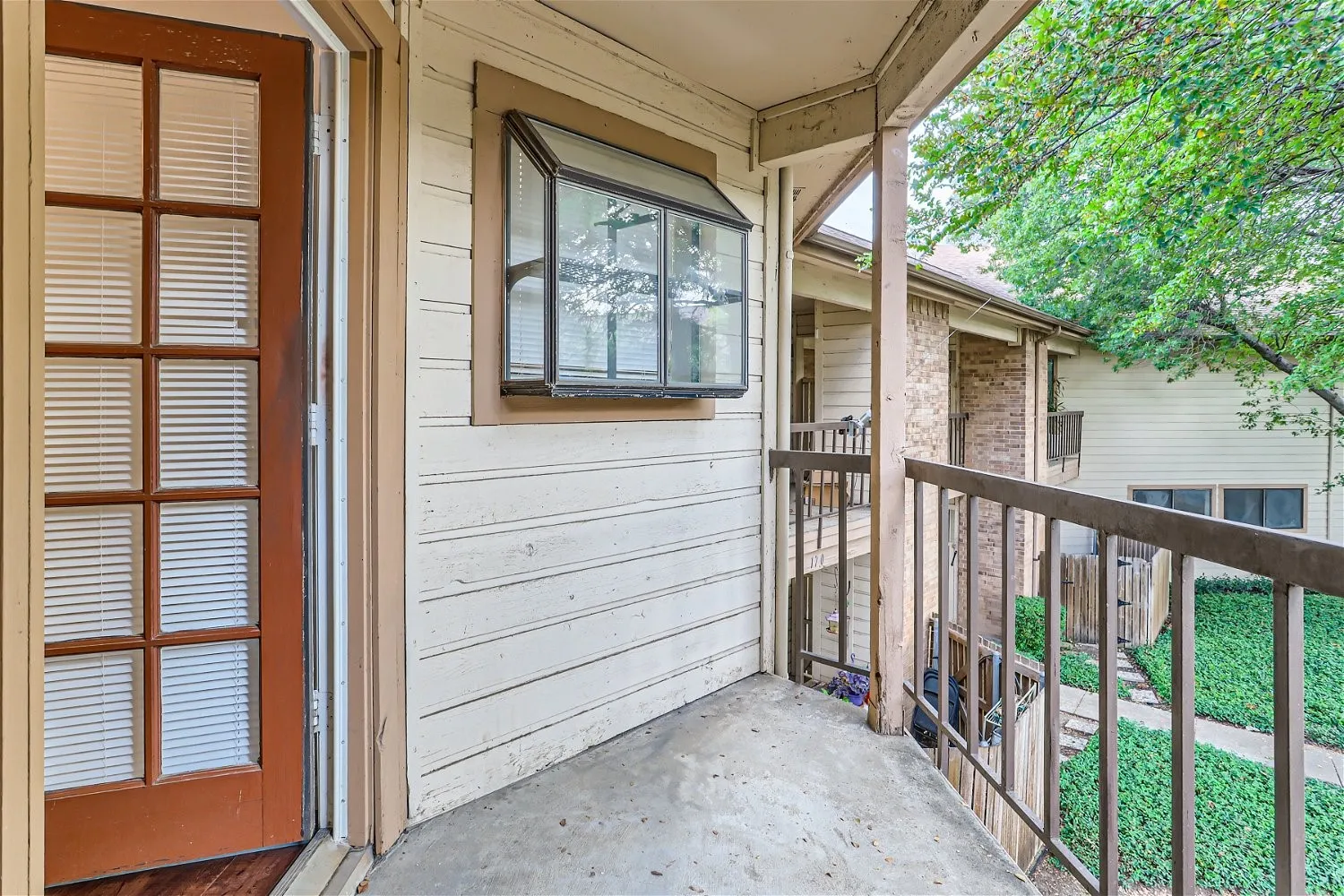 Condominium For Sale in Dallas County , 16301 Ledgemont Lane 269, Addison, Texas 75001, 1 Bedroom, 1 Bathroom, Garage spaces, 746 Sqft, built in 1982, Preowned, mls#21225238, Real Estate Agent in Addison, Homes For Sale in Dallas county, Homes For Sale in Addison, Realtor in Addison Texas, Real Estate Brokerage Independent Realty Texas, Luminita Cordes Realtor