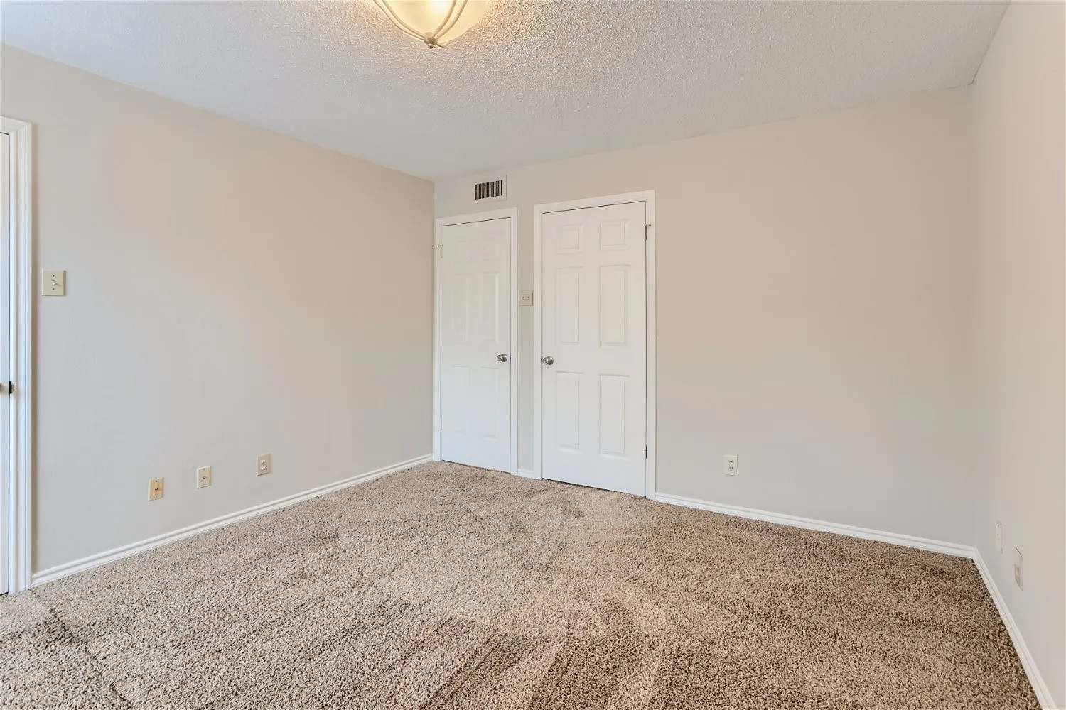 Condominium For Sale in Dallas County , 16301 Ledgemont Lane 269, Addison, Texas 75001, 1 Bedroom, 1 Bathroom, Garage spaces, 746 Sqft, built in 1982, Preowned, mls#21225238, Real Estate Agent in Addison, Homes For Sale in Dallas county, Homes For Sale in Addison, Realtor in Addison Texas, Real Estate Brokerage Independent Realty Texas, Luminita Cordes Realtor