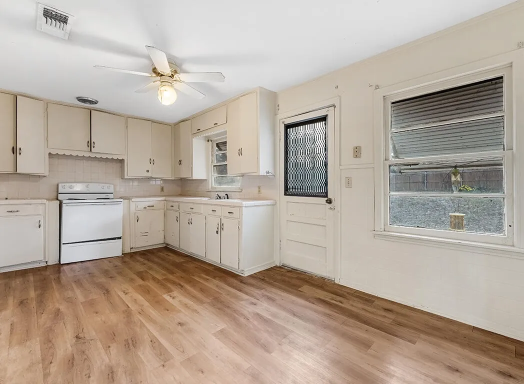 Single Family Residence For Sale in Bowie County , 1121 Wheeler Street, Texarkana, Texas 75503, 3 Bedrooms, 2 Bathrooms, Garage spaces, 1,198 Sqft, built in 1971, Price $97,000, mls#21225287, Real Estate Agent in Texarkana, Homes For Sale in Bowie county, Homes For Sale in Texarkana, Realtor in Texarkana Texas, Real Estate Brokerage Independent Realty Texas, Luminita Cordes Realtor