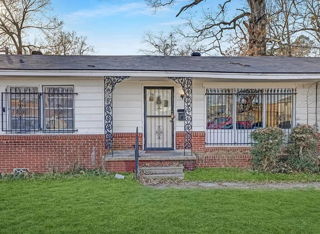 Single Family Residence For Sale in Bowie County , 1121 Wheeler Street, Texarkana, Texas 75503, 3 Bedrooms, 2 Bathrooms, Garage spaces, 1,198 Sqft, built in 1971, Price $97,000, mls#21225287, Real Estate Agent in Texarkana, Homes For Sale in Bowie county, Homes For Sale in Texarkana, Realtor in Texarkana Texas, Real Estate Brokerage Independent Realty Texas, Luminita Cordes Realtor