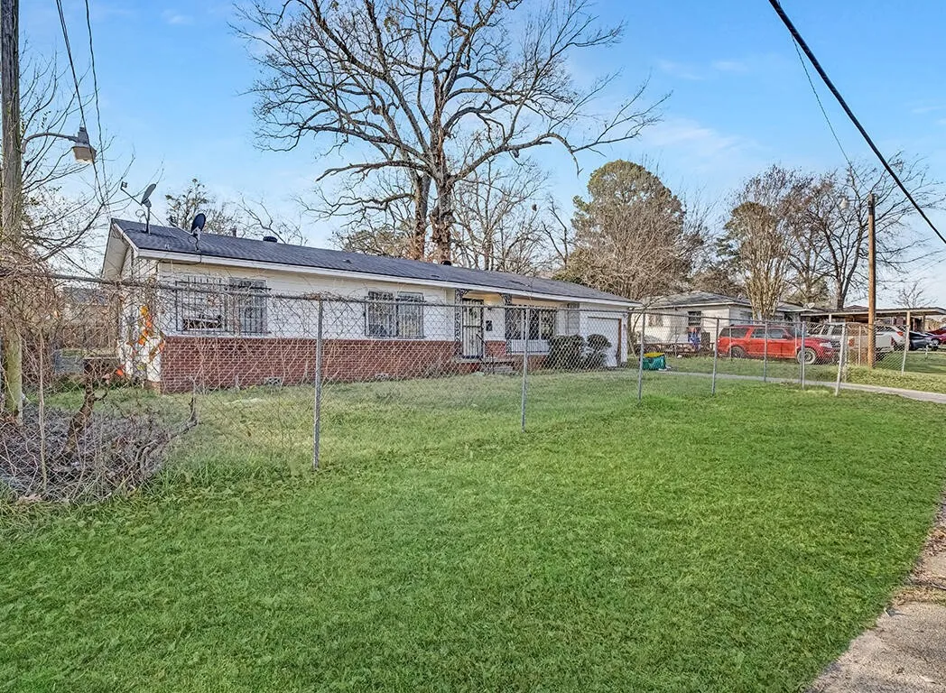 Single Family Residence For Sale in Bowie County , 1121 Wheeler Street, Texarkana, Texas 75503, 3 Bedrooms, 2 Bathrooms, Garage spaces, 1,198 Sqft, built in 1971, Price $97,000, mls#21225287, Real Estate Agent in Texarkana, Homes For Sale in Bowie county, Homes For Sale in Texarkana, Realtor in Texarkana Texas, Real Estate Brokerage Independent Realty Texas, Luminita Cordes Realtor