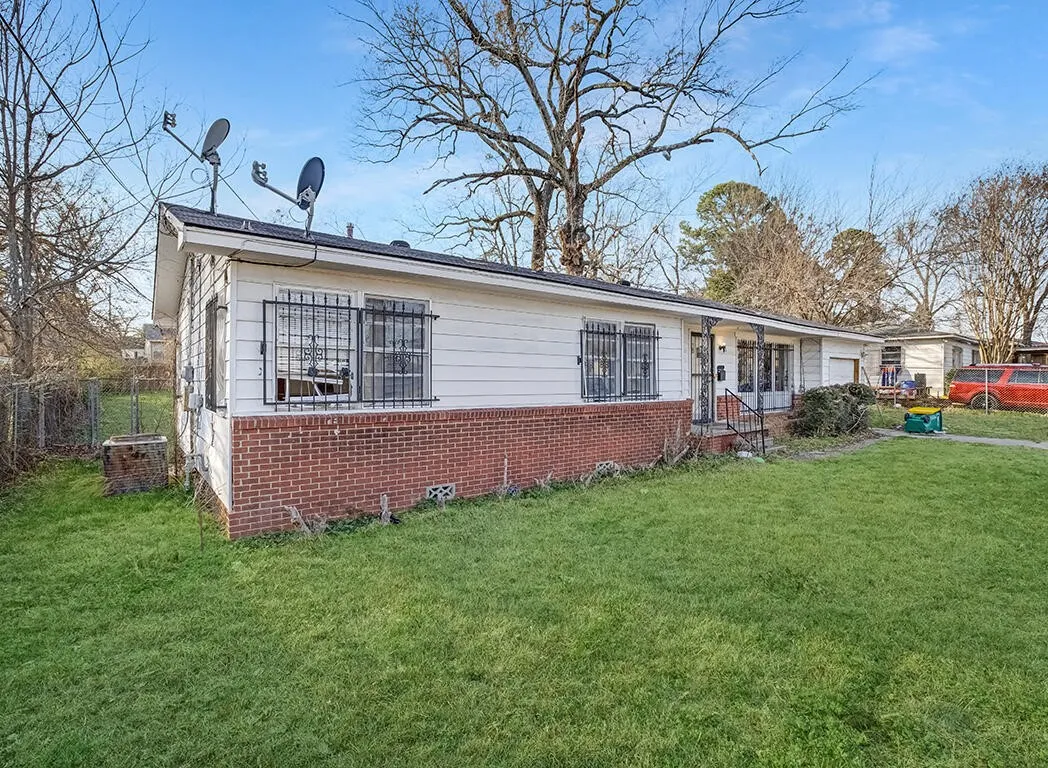 Single Family Residence For Sale in Bowie County , 1121 Wheeler Street, Texarkana, Texas 75503, 3 Bedrooms, 2 Bathrooms, Garage spaces, 1,198 Sqft, built in 1971, Price $97,000, mls#21225287, Real Estate Agent in Texarkana, Homes For Sale in Bowie county, Homes For Sale in Texarkana, Realtor in Texarkana Texas, Real Estate Brokerage Independent Realty Texas, Luminita Cordes Realtor