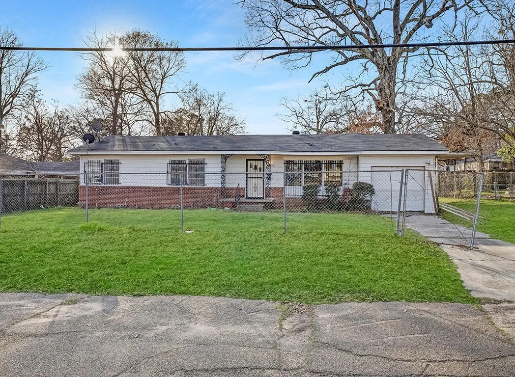 Single Family Residence For Sale in Bowie County , 1121 Wheeler Street, Texarkana, Texas 75503, 3 Bedrooms, 2 Bathrooms, Garage spaces, 1,198 Sqft, built in 1971, Price $97,000, mls#21225287, Real Estate Agent in Texarkana, Homes For Sale in Bowie county, Homes For Sale in Texarkana, Realtor in Texarkana Texas, Real Estate Brokerage Independent Realty Texas, Luminita Cordes Realtor