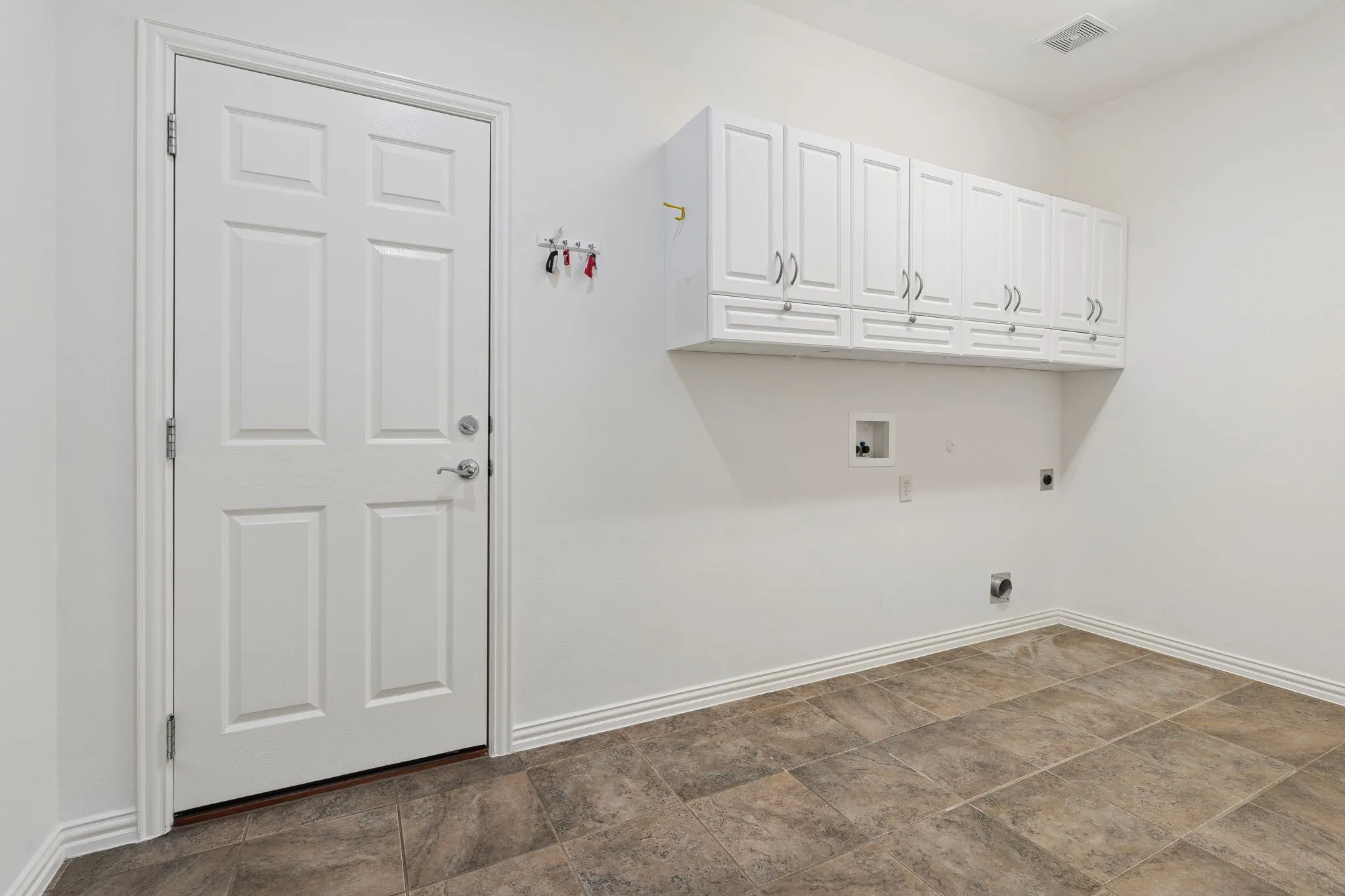 Oversized utility room, fit for an extra fridge and more storage