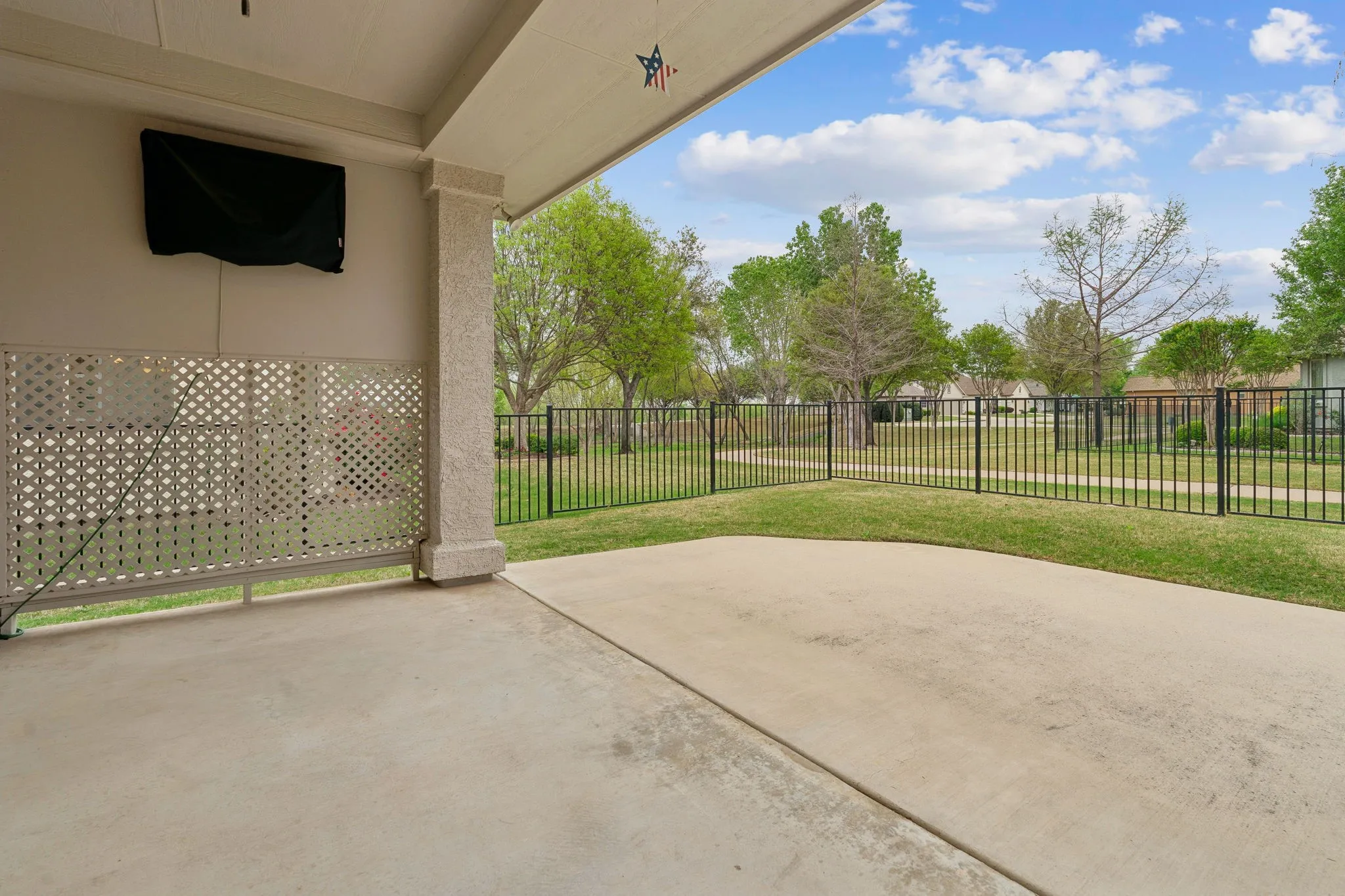 Backyard gives you a direct access to the greenbelt