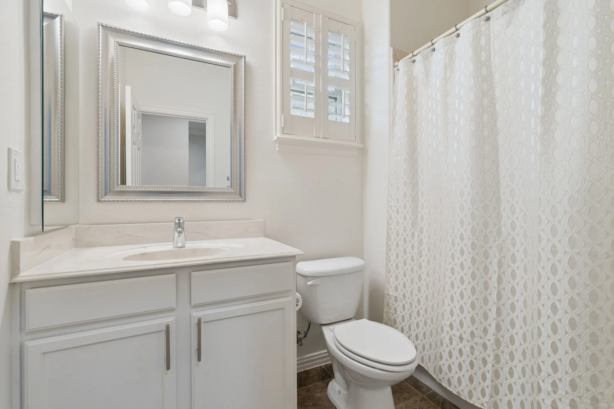 Secondary full bathroom