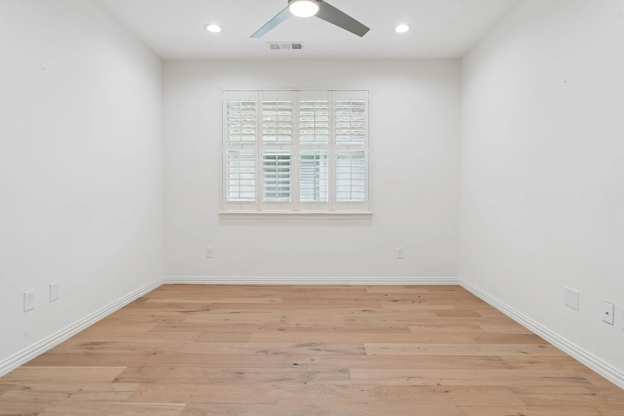 Great space for a dedicated office, art studio, etc.