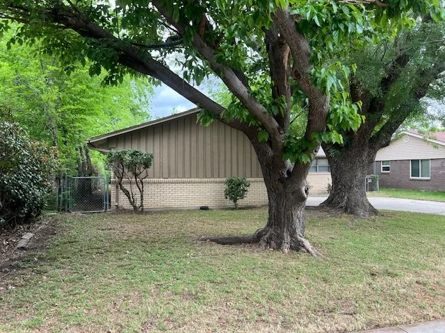 Single Family Residence For Sale in Denton County , 1716 Westchester Street, Denton, Texas 76201, 3 Bedroom, 2 Bathroom, 2 Garage spaces, 1,532 Sqft, built in 1964, Preowned, mls#21225061, Real Estate Agent in Denton, Homes For Sale in Denton county, Homes For Sale in Denton, Realtor in Denton Texas, Real Estate Brokerage Independent Realty Texas, Luminita Cordes Realtor