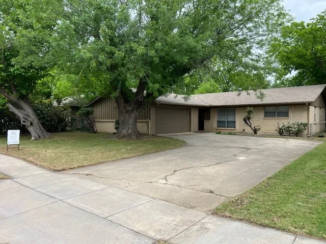 Single Family Residence For Sale in Denton County , 1716 Westchester Street, Denton, Texas 76201, 3 Bedroom, 2 Bathroom, 2 Garage spaces, 1,532 Sqft, built in 1964, Preowned, mls#21225061, Real Estate Agent in Denton, Homes For Sale in Denton county, Homes For Sale in Denton, Realtor in Denton Texas, Real Estate Brokerage Independent Realty Texas, Luminita Cordes Realtor
