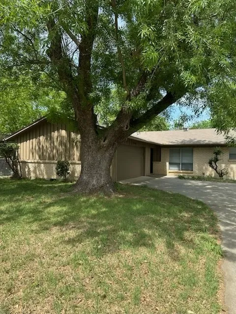 Single Family Residence For Sale in Denton County , 1716 Westchester Street, Denton, Texas 76201, 3 Bedroom, 2 Bathroom, 2 Garage spaces, 1,532 Sqft, built in 1964, Preowned, mls#21225061, Real Estate Agent in Denton, Homes For Sale in Denton county, Homes For Sale in Denton, Realtor in Denton Texas, Real Estate Brokerage Independent Realty Texas, Luminita Cordes Realtor