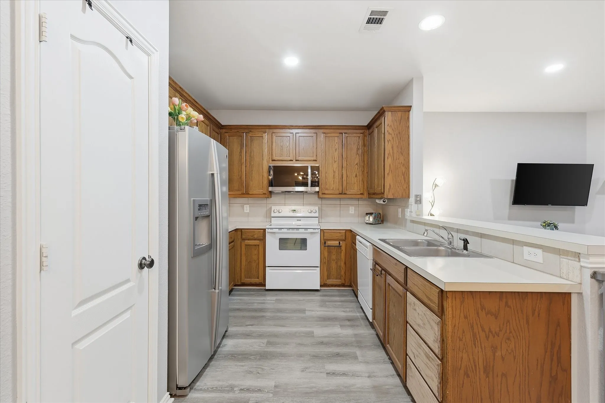 Single Family Residence For Sale in Tarrant County , 5621 Swords Drive, Fort Worth, Texas 76137, 3 Bedrooms, 2 Bathrooms, 1 Garage spaces, 1,371 Sqft, built in 2000, Price $292,000, mls#21225347, Real Estate Agent in Fort Worth, Homes For Sale in Tarrant county, Homes For Sale in Fort Worth, Realtor in Fort Worth Texas, Real Estate Brokerage Independent Realty Texas, Luminita Cordes Realtor