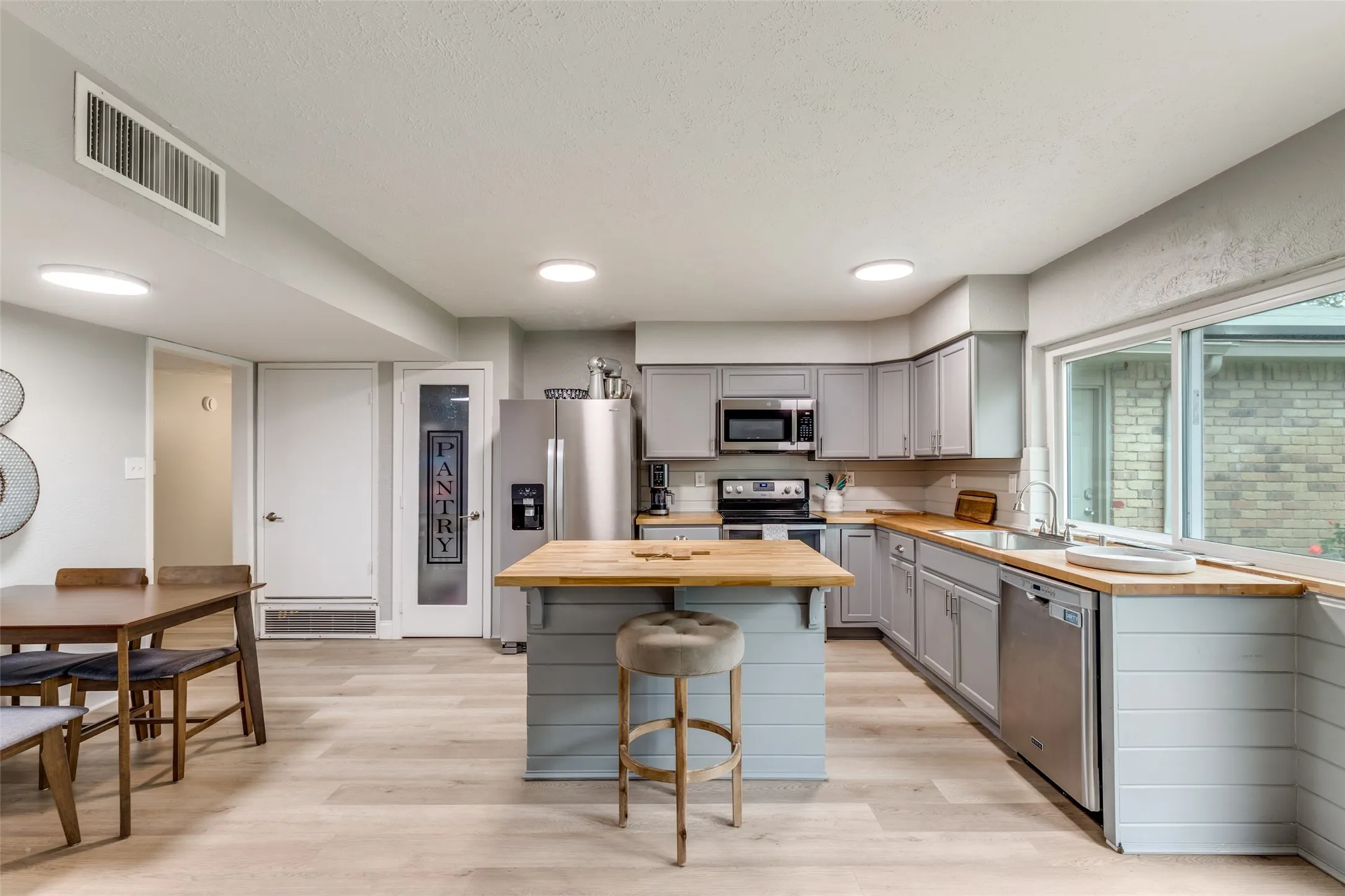 Single Family Residence For Sale in Dallas County , 310 Willow Springs Court, Coppell, Texas 75019, 4 Bedroom, 2 Bathroom, 2 Garage spaces, 1,980 Sqft, built in 1979, Preowned, mls#21223022, Real Estate Agent in Coppell, Homes For Sale in Dallas county, Homes For Sale in Coppell, Realtor in Coppell Texas, Real Estate Brokerage Independent Realty Texas, Luminita Cordes Realtor