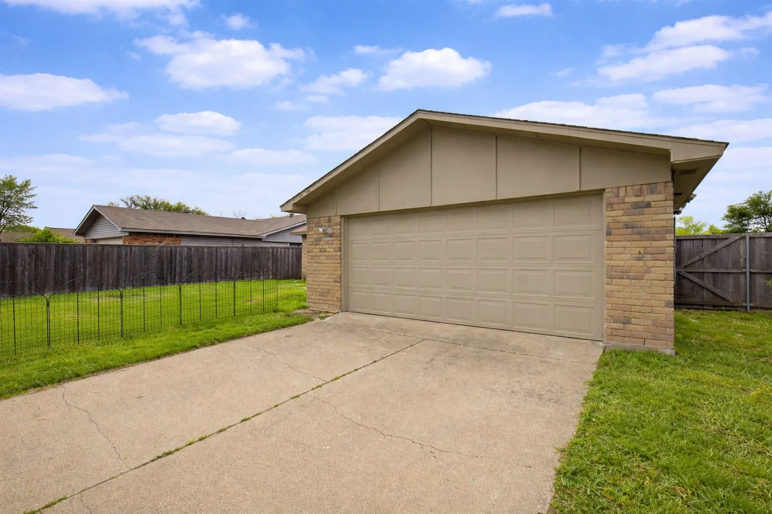 Single Family Residence For Sale in Dallas County , 310 Willow Springs Court, Coppell, Texas 75019, 4 Bedroom, 2 Bathroom, 2 Garage spaces, 1,980 Sqft, built in 1979, Preowned, mls#21223022, Real Estate Agent in Coppell, Homes For Sale in Dallas county, Homes For Sale in Coppell, Realtor in Coppell Texas, Real Estate Brokerage Independent Realty Texas, Luminita Cordes Realtor