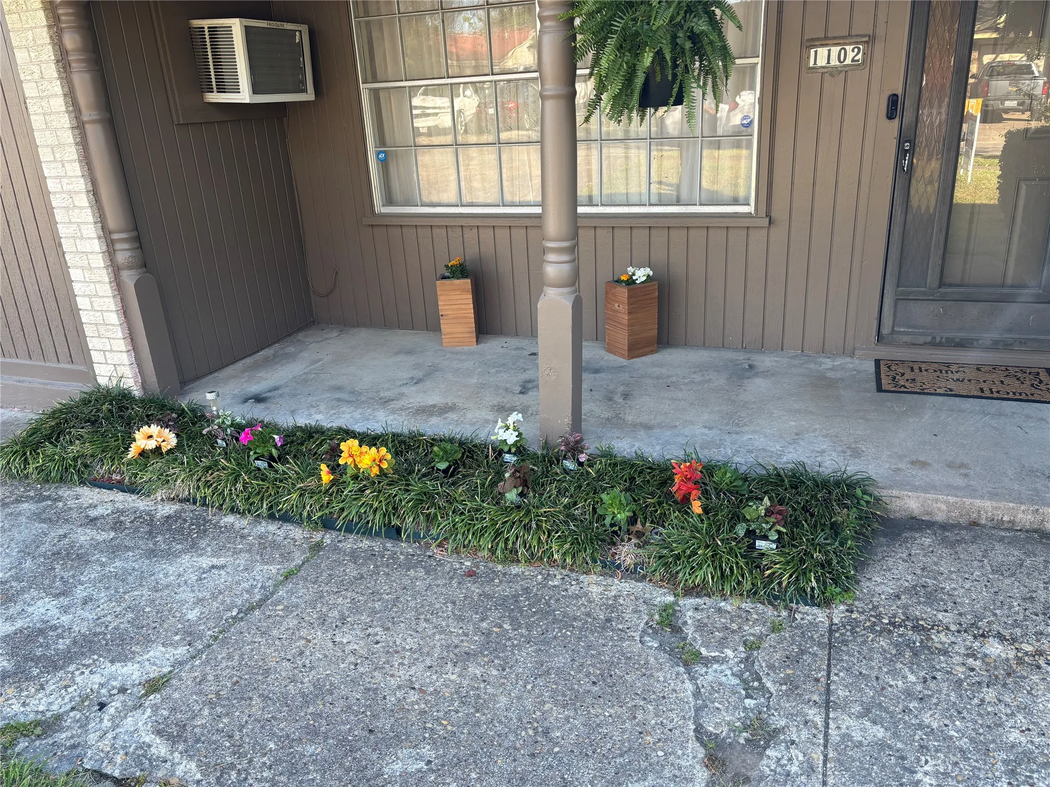 Single Family Residence For Sale in Ellis County , 1102 Anthony Drive, Ennis, Texas 75119, 3 Bedroom, 2 Bathroom, Garage spaces, 1,781 Sqft, built in 1969, Preowned, mls#21225404, Real Estate Agent in Ennis, Homes For Sale in Ellis county, Homes For Sale in Ennis, Realtor in Ennis Texas, Real Estate Brokerage Independent Realty Texas, Luminita Cordes Realtor