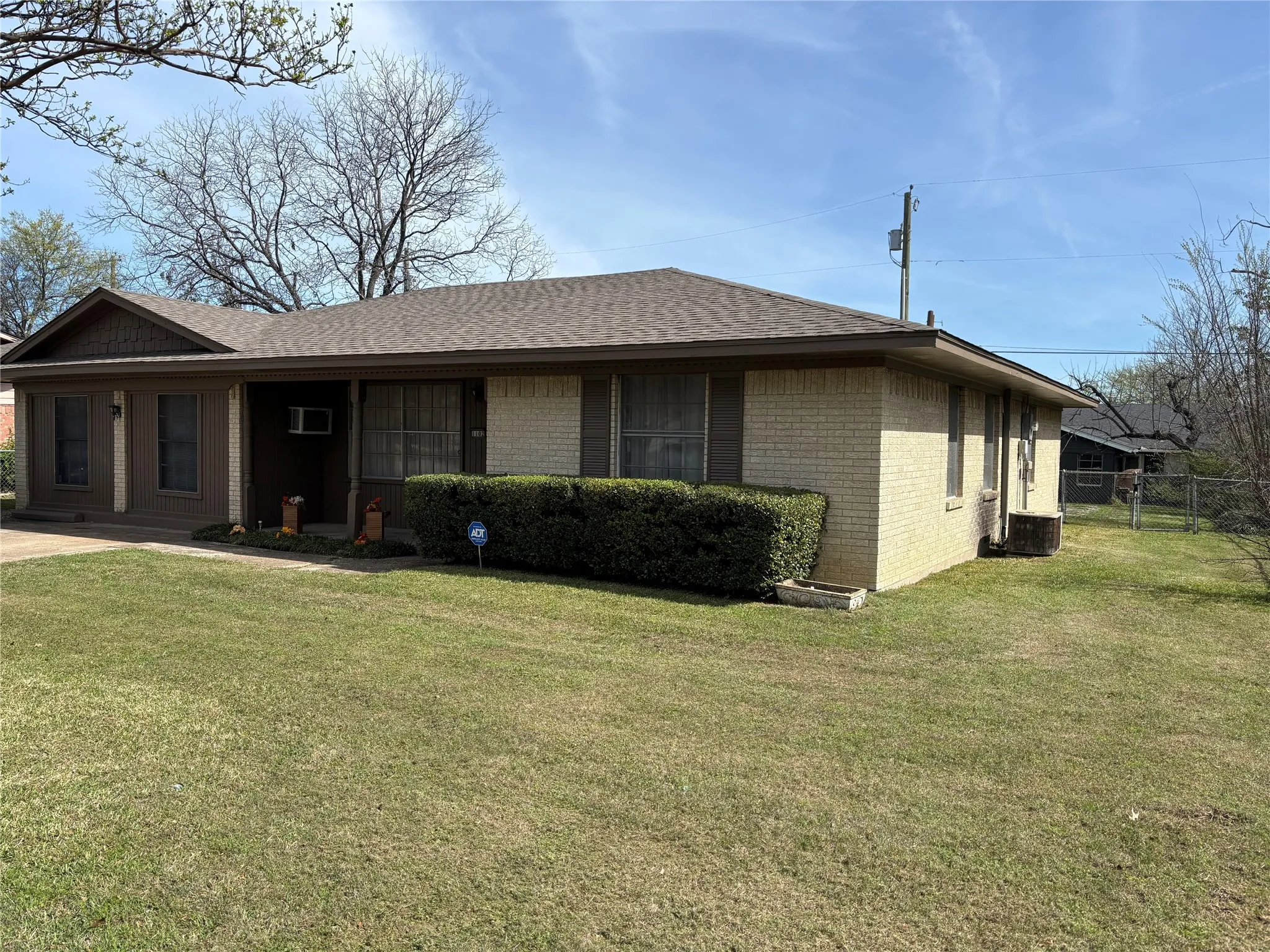 Single Family Residence For Sale in Ellis County , 1102 Anthony Drive, Ennis, Texas 75119, 3 Bedroom, 2 Bathroom, Garage spaces, 1,781 Sqft, built in 1969, Preowned, mls#21225404, Real Estate Agent in Ennis, Homes For Sale in Ellis county, Homes For Sale in Ennis, Realtor in Ennis Texas, Real Estate Brokerage Independent Realty Texas, Luminita Cordes Realtor