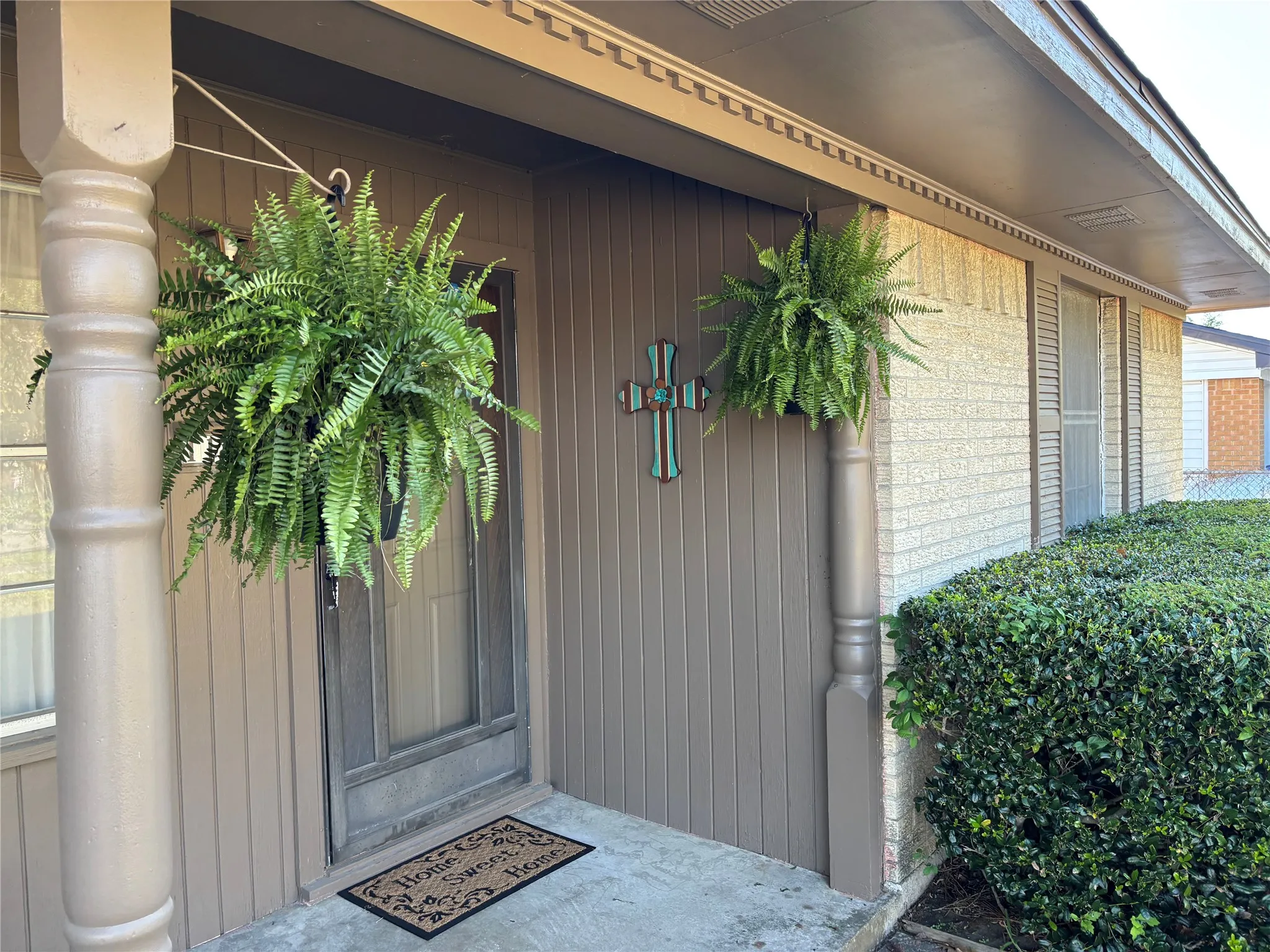 Single Family Residence For Sale in Ellis County , 1102 Anthony Drive, Ennis, Texas 75119, 3 Bedroom, 2 Bathroom, Garage spaces, 1,781 Sqft, built in 1969, Preowned, mls#21225404, Real Estate Agent in Ennis, Homes For Sale in Ellis county, Homes For Sale in Ennis, Realtor in Ennis Texas, Real Estate Brokerage Independent Realty Texas, Luminita Cordes Realtor