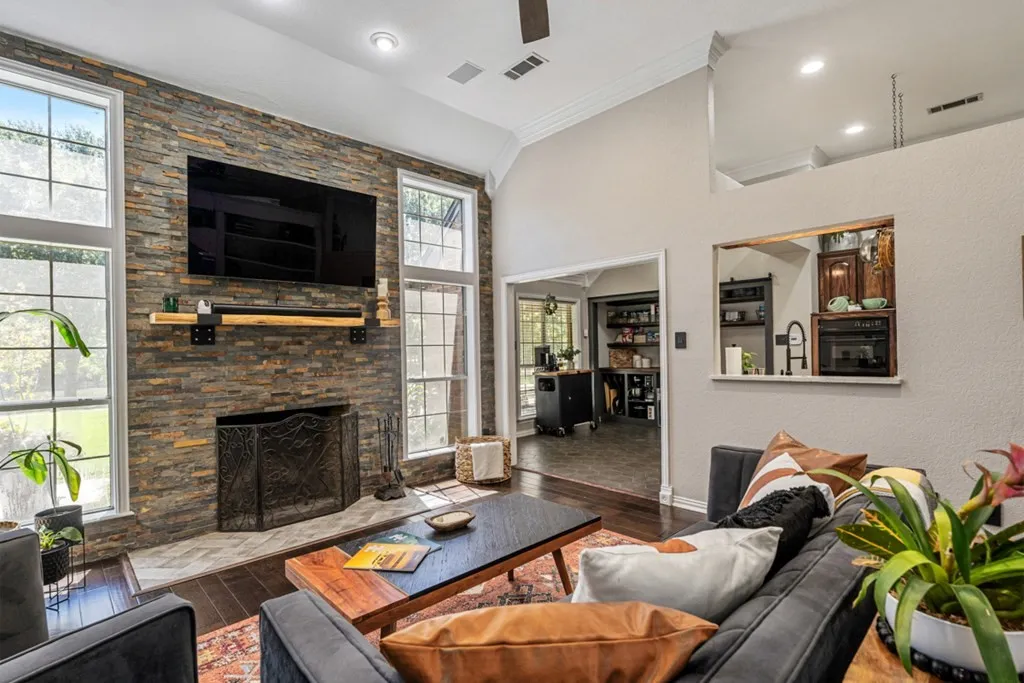 Single Family Residence For Sale in Van Zandt County , 1933 Vz County Road 2721, Mabank, Texas 75147, 5 Bedrooms, 4 Bathrooms, 3 Garage spaces, 3,433 Sqft, built in 1997, Price $1,695,000, mls#21225424, Real Estate Agent in Mabank, Homes For Sale in Van Zandt county, Homes For Sale in Mabank, Realtor in Mabank Texas, Real Estate Brokerage Independent Realty Texas, Luminita Cordes Realtor