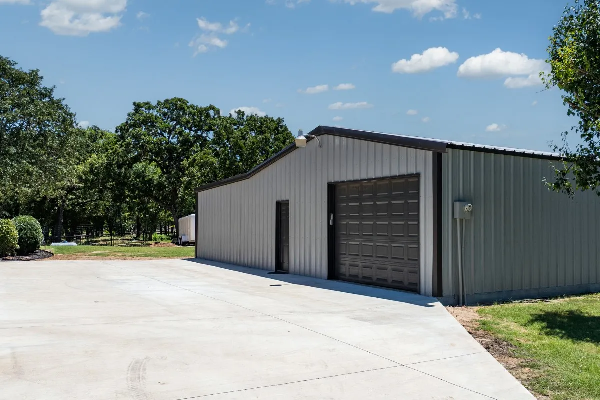 Single Family Residence For Sale in Van Zandt County , 1933 Vz County Road 2721, Mabank, Texas 75147, 5 Bedrooms, 4 Bathrooms, 3 Garage spaces, 3,433 Sqft, built in 1997, Price $1,695,000, mls#21225424, Real Estate Agent in Mabank, Homes For Sale in Van Zandt county, Homes For Sale in Mabank, Realtor in Mabank Texas, Real Estate Brokerage Independent Realty Texas, Luminita Cordes Realtor