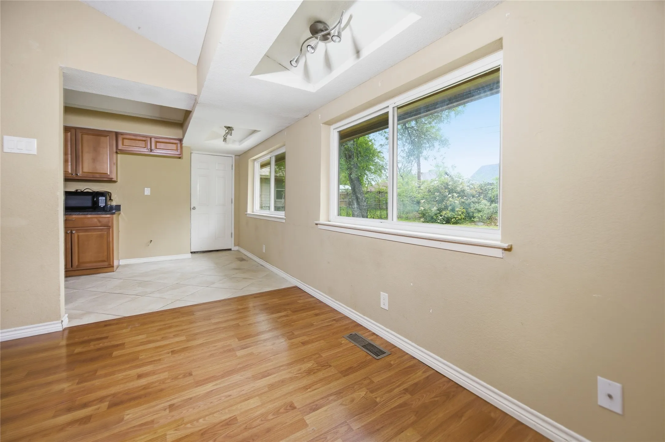 Single Family Residence For Sale in Dallas County , 3614 Windsor Street, Irving, Texas 75062, 3 Bedroom, 2 Bathroom, 2 Garage spaces, 1,314 Sqft, built in 1960, Preowned, mls#21218356, Real Estate Agent in Irving, Homes For Sale in Dallas county, Homes For Sale in Irving, Realtor in Irving Texas, Real Estate Brokerage Independent Realty Texas, Luminita Cordes Realtor