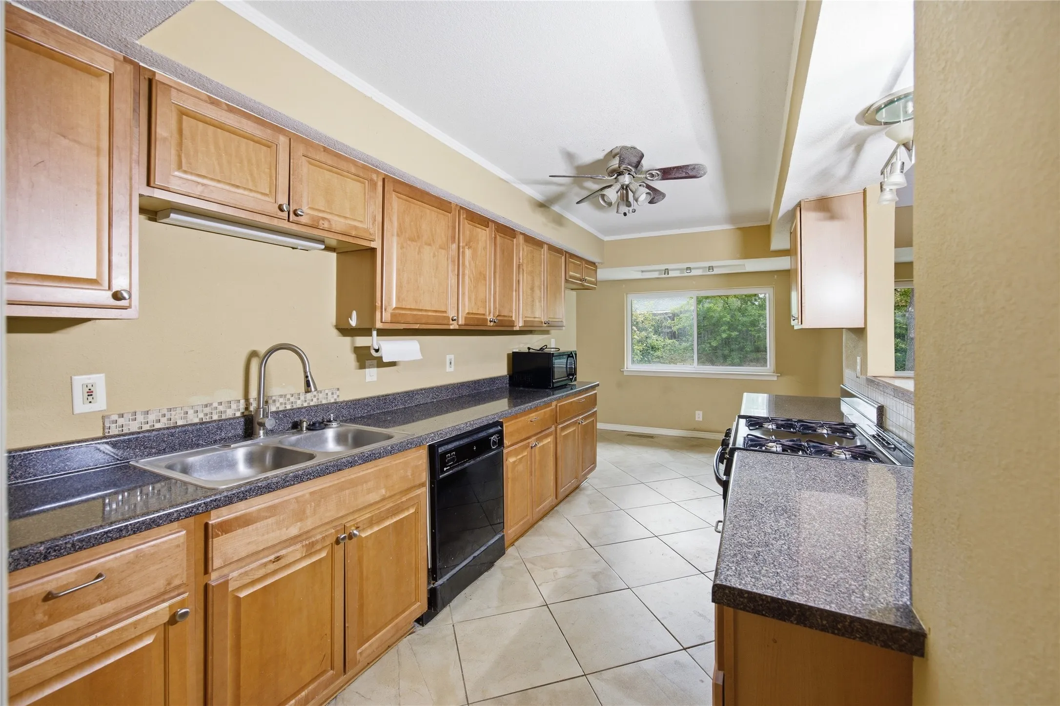 Check-out this amazing counter space where you can be creative with your culinary dreams
