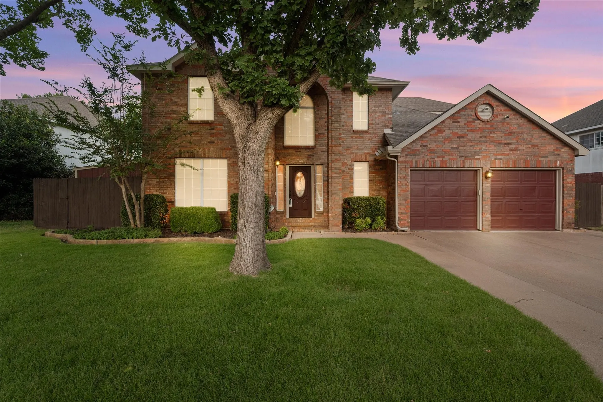 Single Family Residence For Sale in Tarrant County , 6111 Sandstone Drive, Arlington, Texas 76001, 5 Bedroom, 4 Bathroom, 2 Garage spaces, 2,980 Sqft, built in 1993, Preowned, mls#21218242, Real Estate Agent in Arlington, Homes For Sale in Tarrant county, Homes For Sale in Arlington, Realtor in Arlington Texas, Real Estate Brokerage Independent Realty Texas, Luminita Cordes Realtor