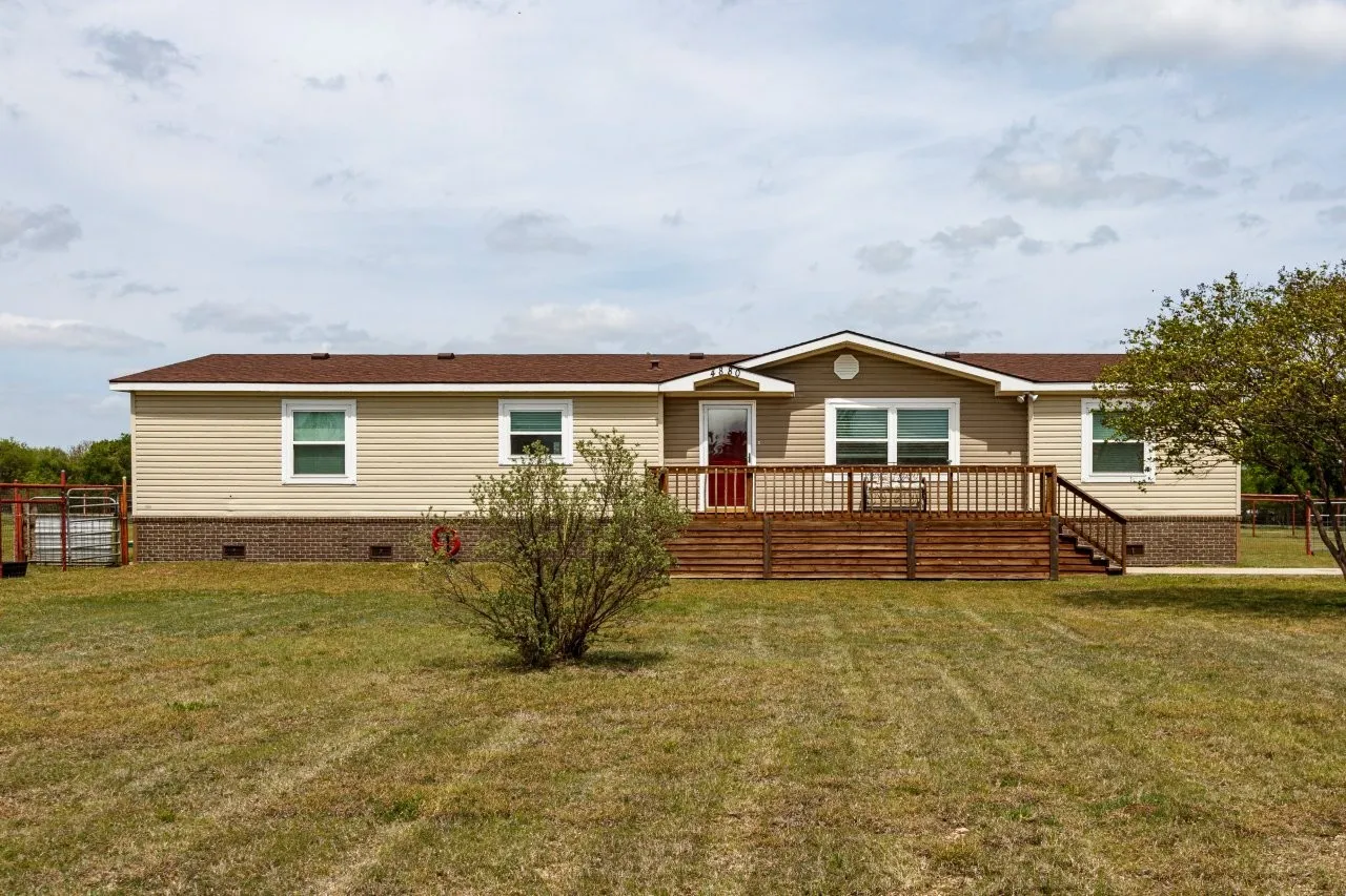 Mobile Home For Sale in Ellis County , 4880 WHITEHEAD Road, Midlothian, Texas 76065, 3 Bedroom, 2 Bathroom, Garage spaces, 1,664 Sqft, built in 2000, mls#21225449, Real Estate Agent in Midlothian, Homes For Sale in Ellis county, Homes For Sale in Midlothian, Realtor in Midlothian Texas, Real Estate Brokerage Independent Realty Texas, Luminita Cordes Realtor