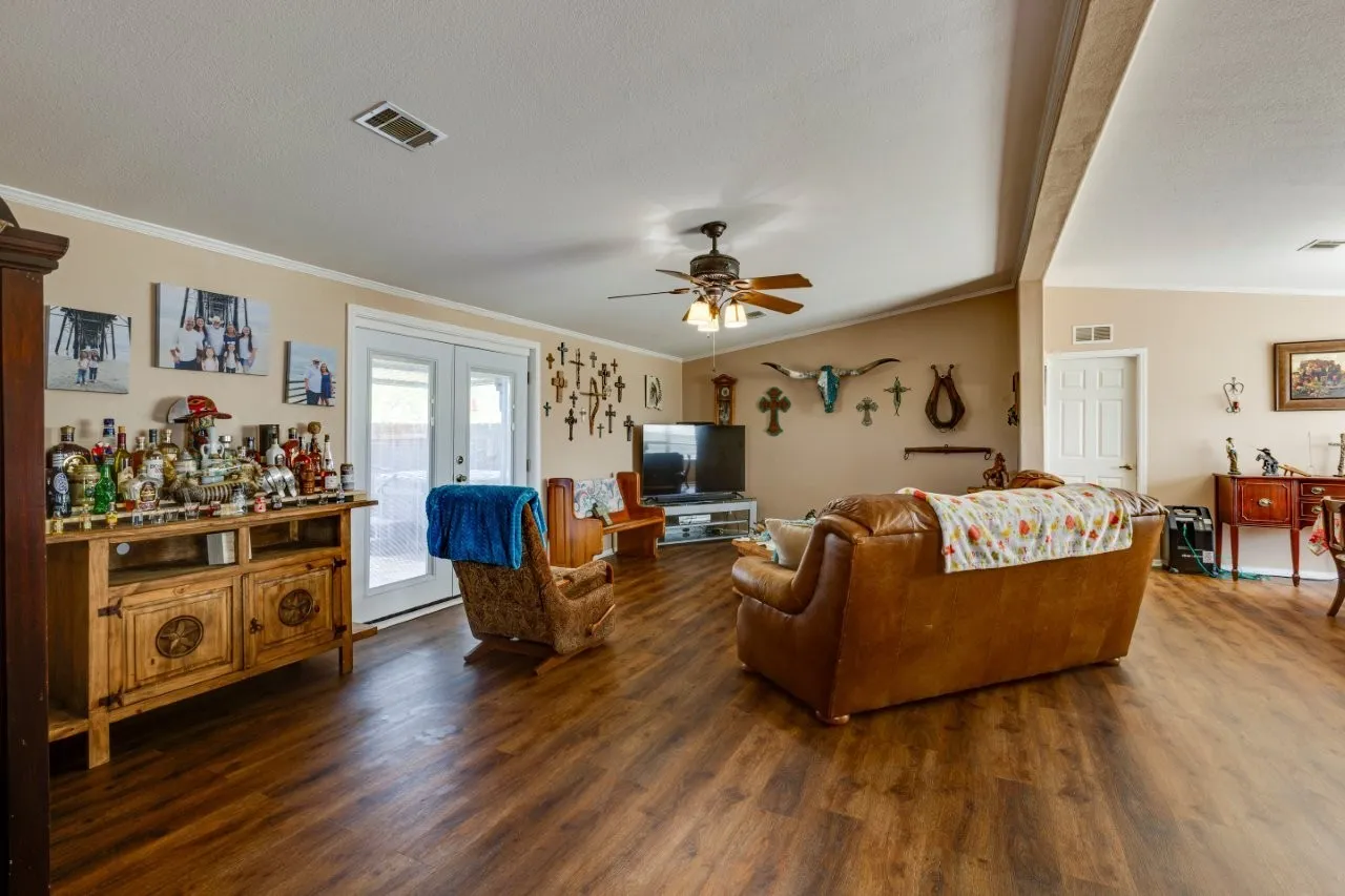 Mobile Home For Sale in Ellis County , 4880 WHITEHEAD Road, Midlothian, Texas 76065, 3 Bedroom, 2 Bathroom, Garage spaces, 1,664 Sqft, built in 2000, mls#21225449, Real Estate Agent in Midlothian, Homes For Sale in Ellis county, Homes For Sale in Midlothian, Realtor in Midlothian Texas, Real Estate Brokerage Independent Realty Texas, Luminita Cordes Realtor
