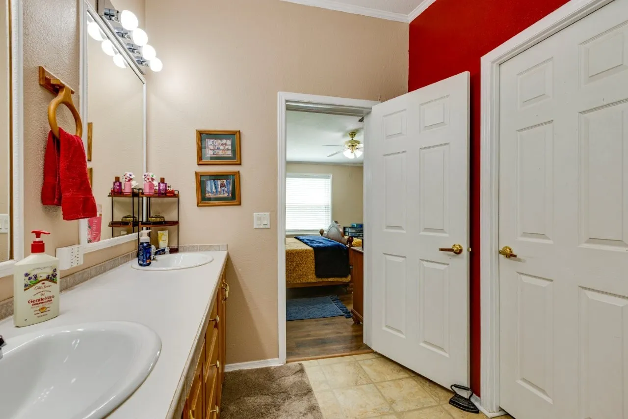 Mobile Home For Sale in Ellis County , 4880 WHITEHEAD Road, Midlothian, Texas 76065, 3 Bedroom, 2 Bathroom, Garage spaces, 1,664 Sqft, built in 2000, mls#21225449, Real Estate Agent in Midlothian, Homes For Sale in Ellis county, Homes For Sale in Midlothian, Realtor in Midlothian Texas, Real Estate Brokerage Independent Realty Texas, Luminita Cordes Realtor