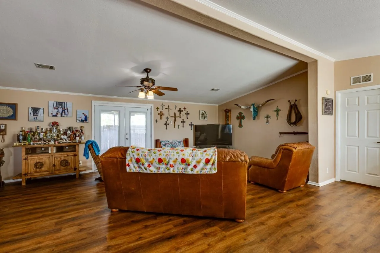 Mobile Home For Sale in Ellis County , 4880 WHITEHEAD Road, Midlothian, Texas 76065, 3 Bedroom, 2 Bathroom, Garage spaces, 1,664 Sqft, built in 2000, mls#21225449, Real Estate Agent in Midlothian, Homes For Sale in Ellis county, Homes For Sale in Midlothian, Realtor in Midlothian Texas, Real Estate Brokerage Independent Realty Texas, Luminita Cordes Realtor