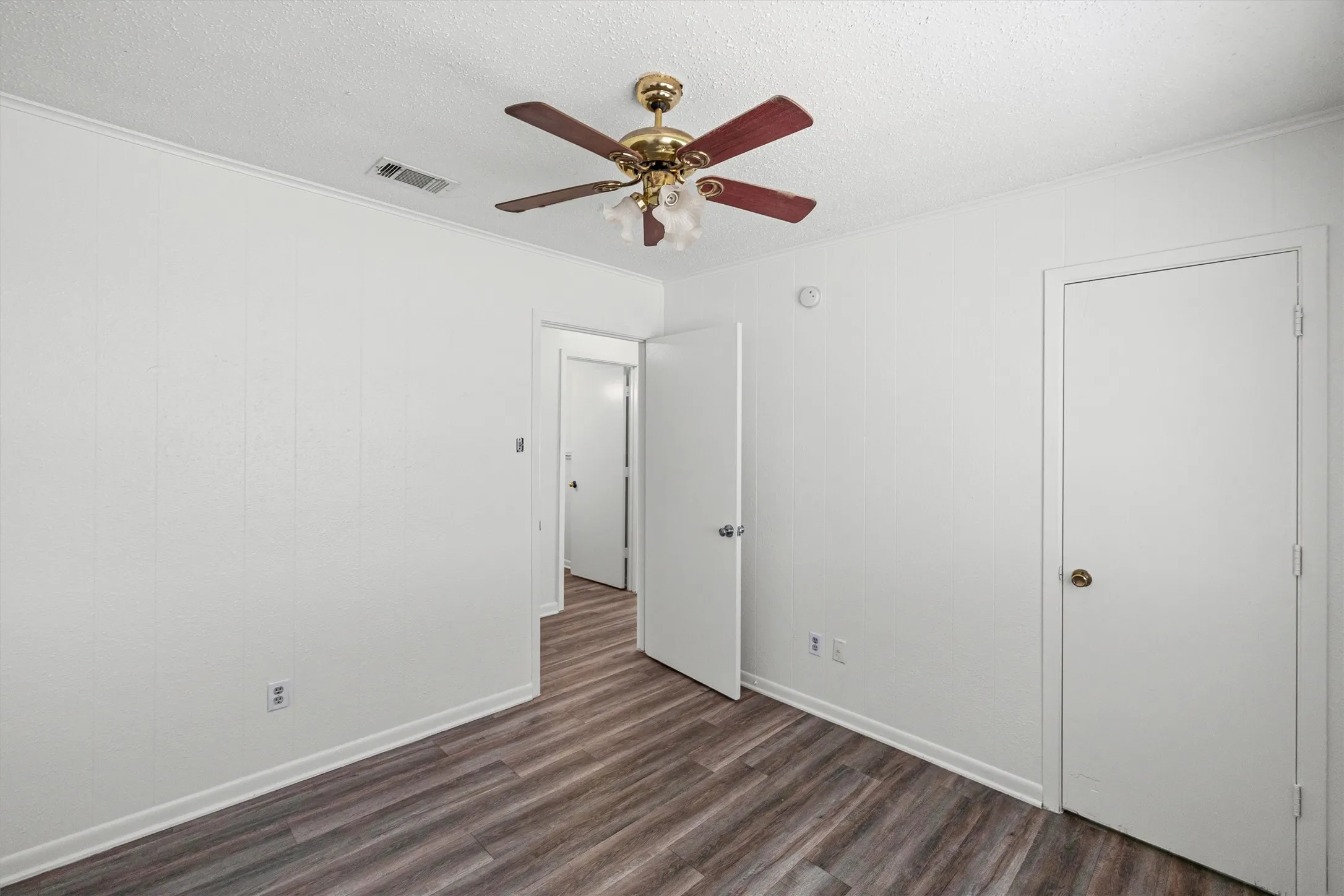 Single Family Residence For Sale in Bosque County , 500 Hwy 22, Meridian, Texas 76665, 3 Bedroom, 2 Bathroom, Garage spaces, 1,007 Sqft, built in 1972, mls#21225460, Real Estate Agent in Meridian, Homes For Sale in Bosque county, Homes For Sale in Meridian, Realtor in Meridian Texas, Real Estate Brokerage Independent Realty Texas, Luminita Cordes Realtor