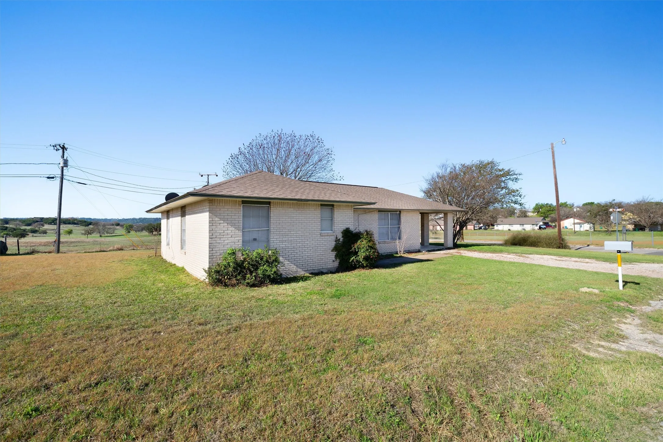 Single Family Residence For Sale in Bosque County , 500 Hwy 22, Meridian, Texas 76665, 3 Bedroom, 2 Bathroom, Garage spaces, 1,007 Sqft, built in 1972, mls#21225460, Real Estate Agent in Meridian, Homes For Sale in Bosque county, Homes For Sale in Meridian, Realtor in Meridian Texas, Real Estate Brokerage Independent Realty Texas, Luminita Cordes Realtor