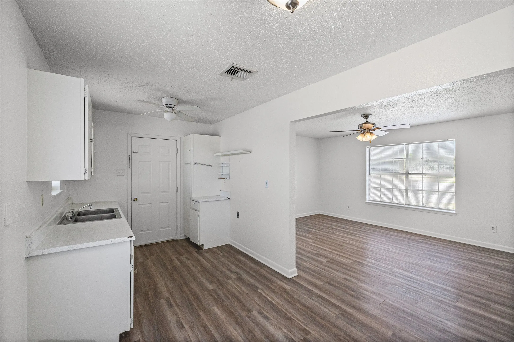 Single Family Residence For Sale in Bosque County , 500 Hwy 22, Meridian, Texas 76665, 3 Bedroom, 2 Bathroom, Garage spaces, 1,007 Sqft, built in 1972, mls#21225460, Real Estate Agent in Meridian, Homes For Sale in Bosque county, Homes For Sale in Meridian, Realtor in Meridian Texas, Real Estate Brokerage Independent Realty Texas, Luminita Cordes Realtor