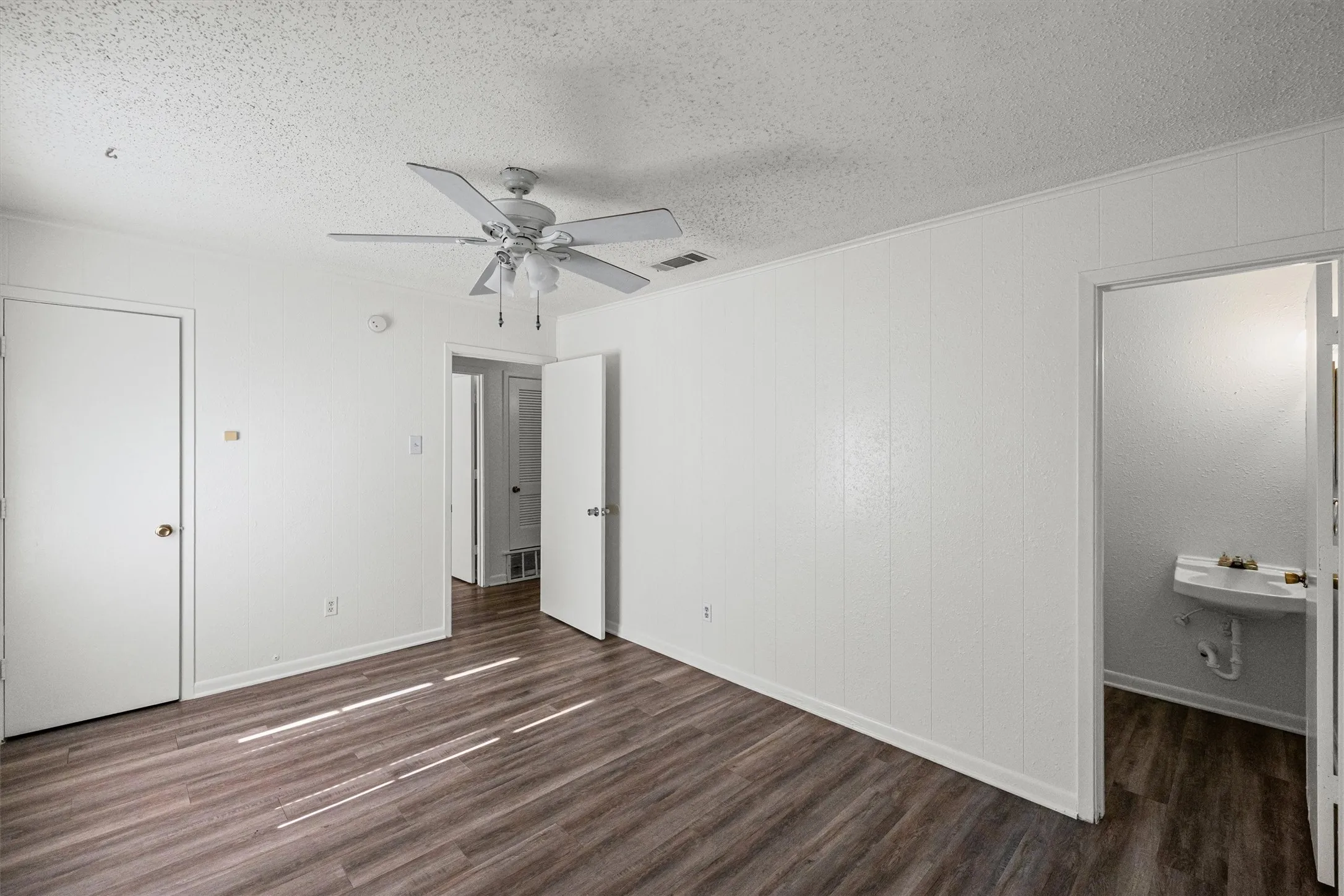Single Family Residence For Sale in Bosque County , 500 Hwy 22, Meridian, Texas 76665, 3 Bedroom, 2 Bathroom, Garage spaces, 1,007 Sqft, built in 1972, mls#21225460, Real Estate Agent in Meridian, Homes For Sale in Bosque county, Homes For Sale in Meridian, Realtor in Meridian Texas, Real Estate Brokerage Independent Realty Texas, Luminita Cordes Realtor